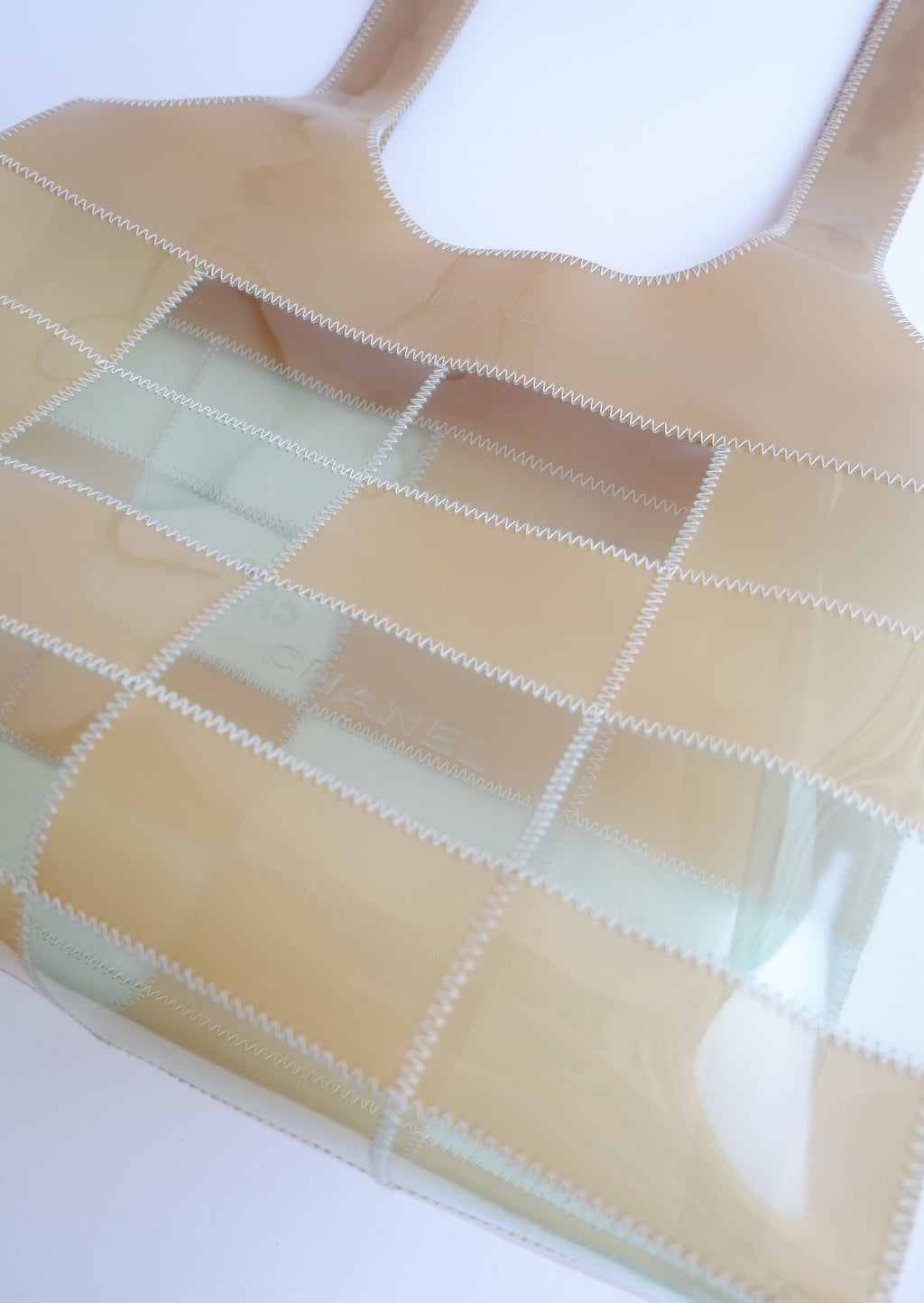 Fourre-tout Chanel beige/bleu clair en PVC, authentique et d'occasion