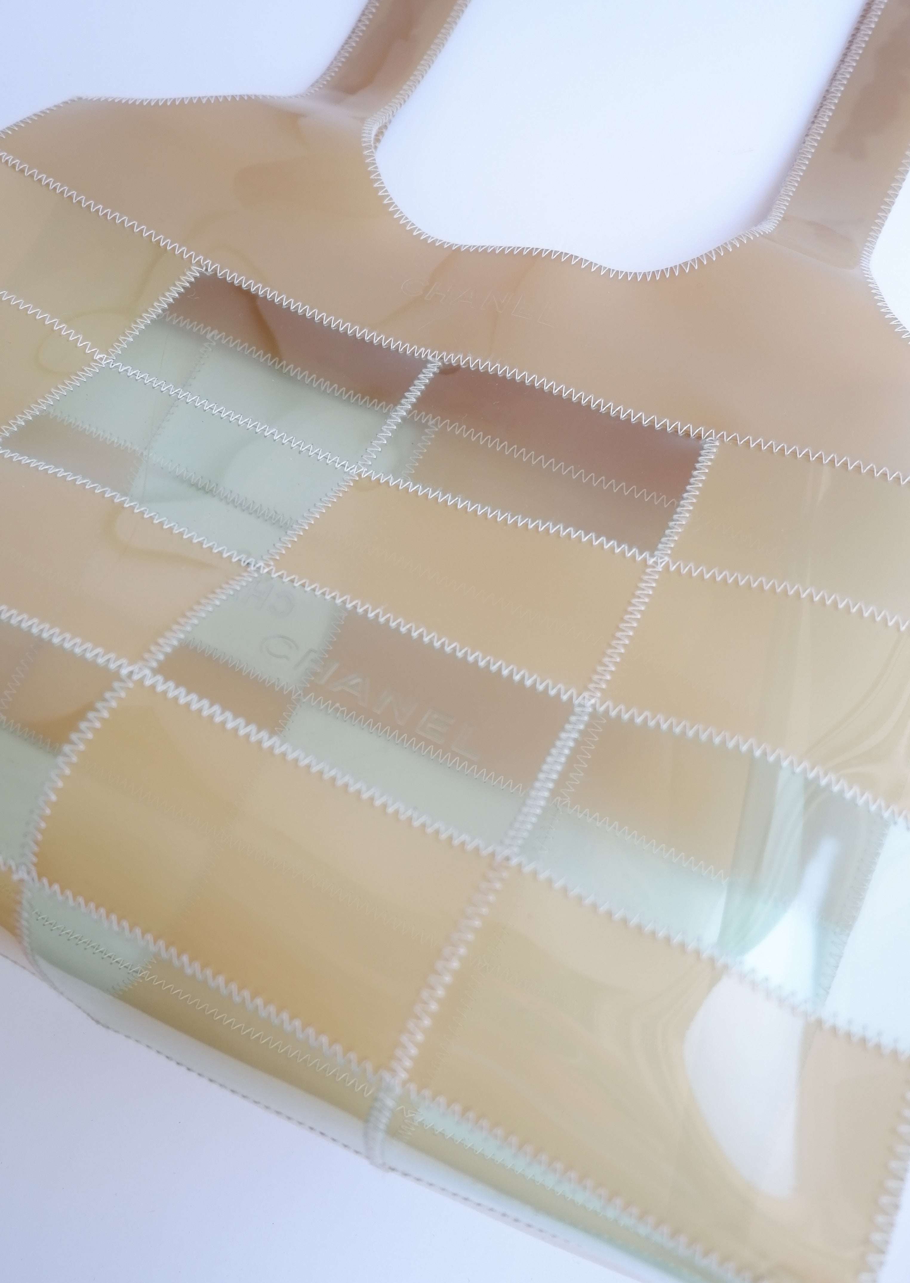 Fourre-tout Chanel beige/bleu clair en PVC, authentique et d'occasion