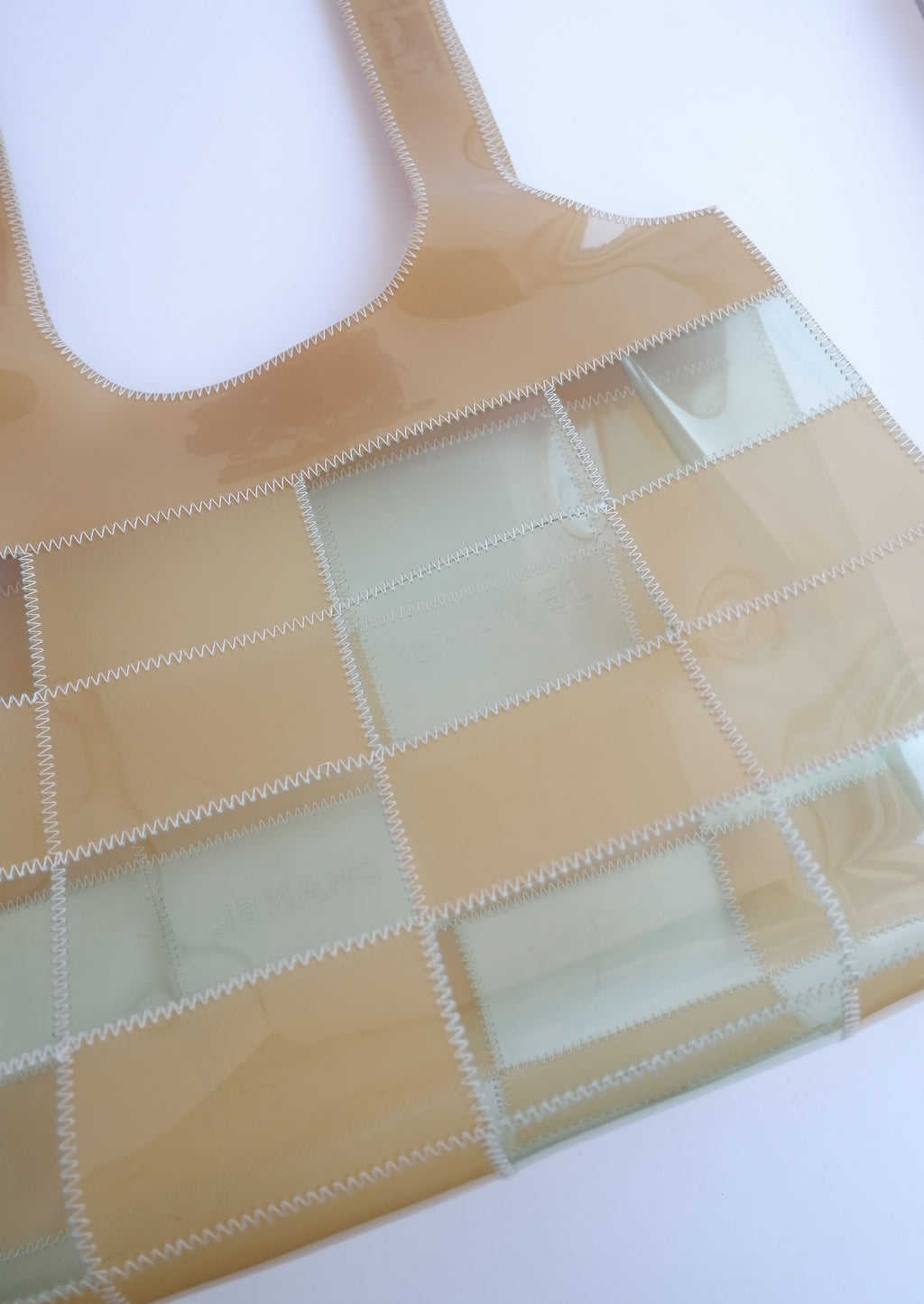 Fourre-tout Chanel beige/bleu clair en PVC, authentique et d'occasion