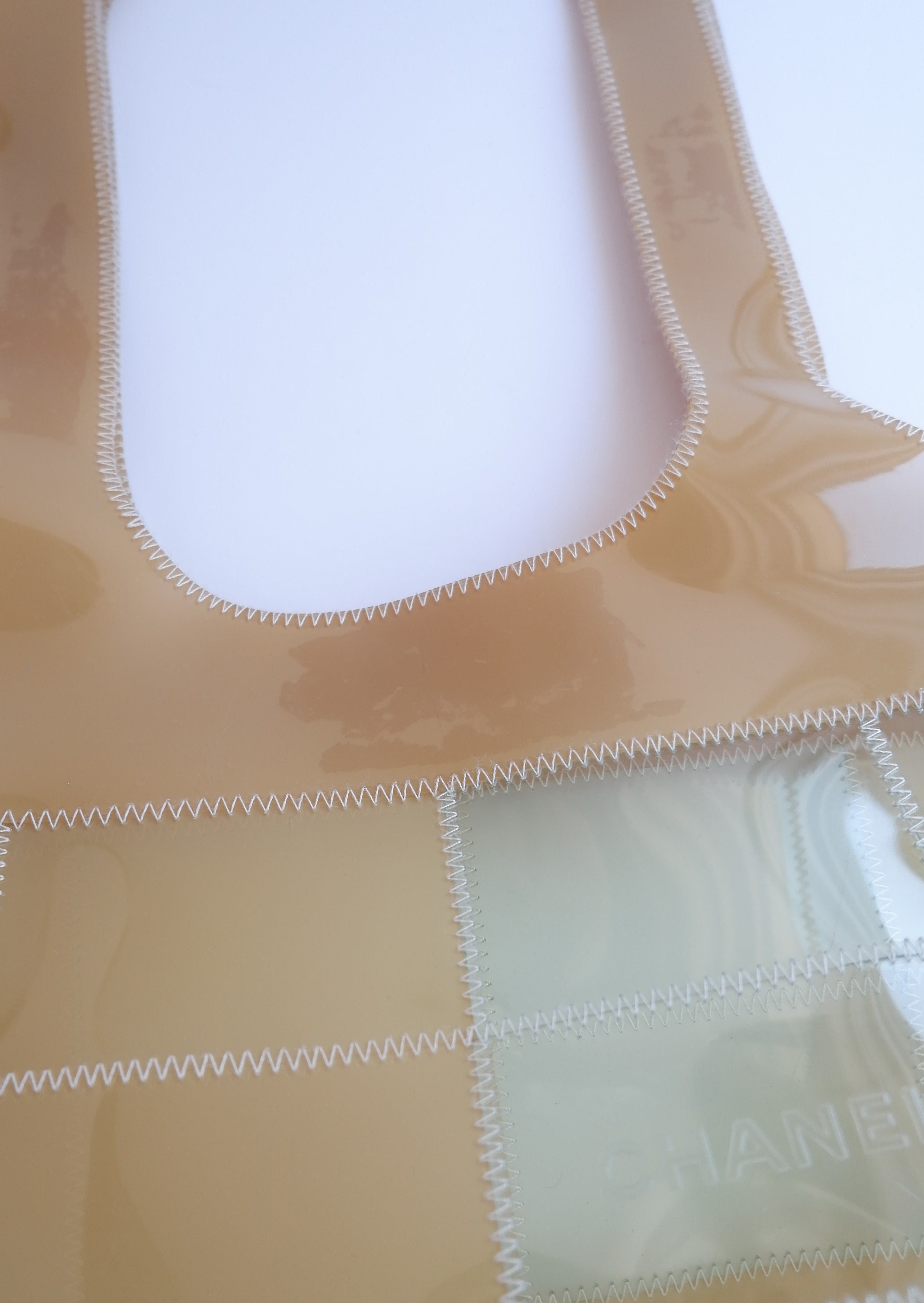 Fourre-tout Chanel beige/bleu clair en PVC, authentique et d'occasion