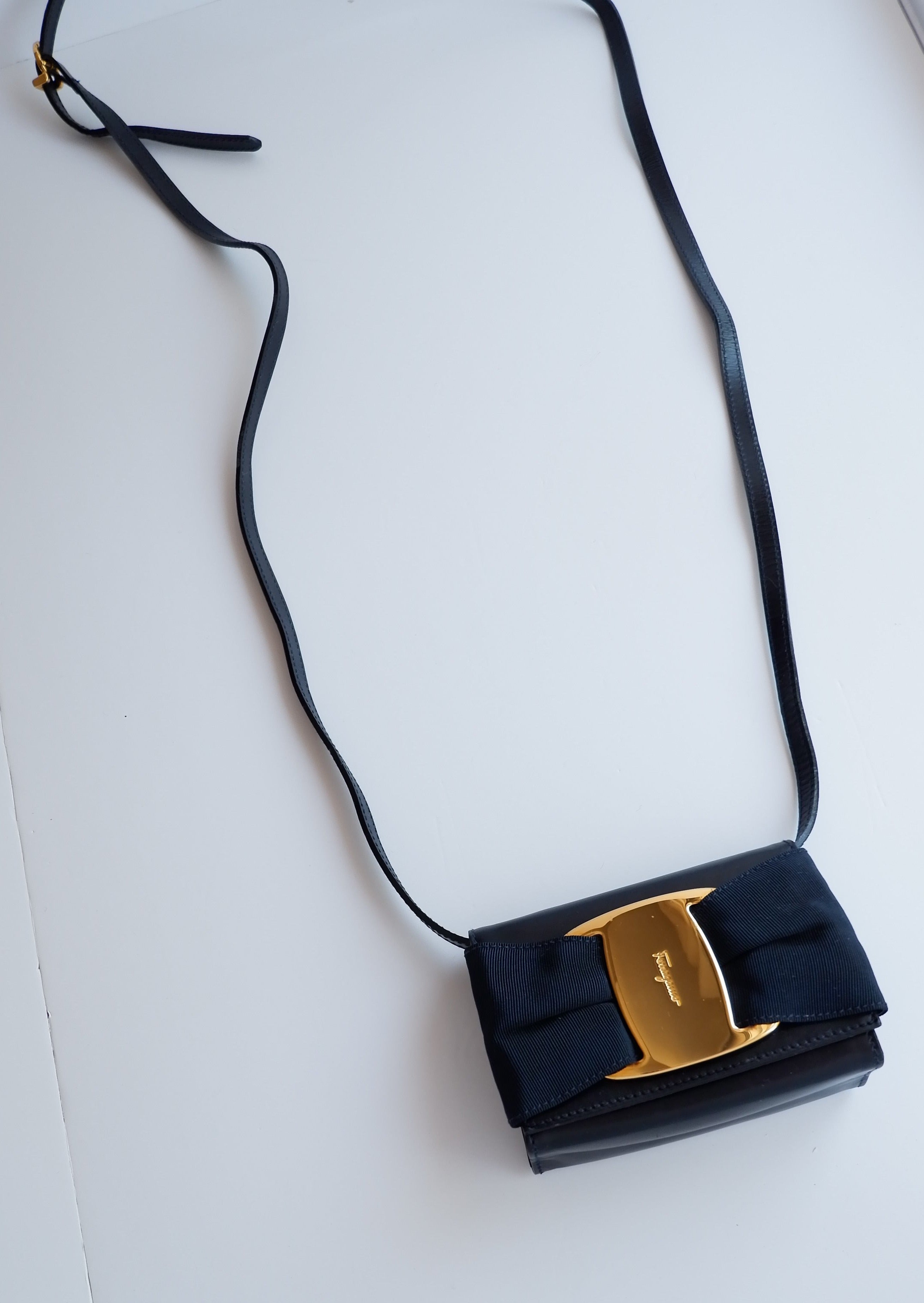 Authentique micro-sac bandoulière Ferragamo en cuir bleu marine d'occasion