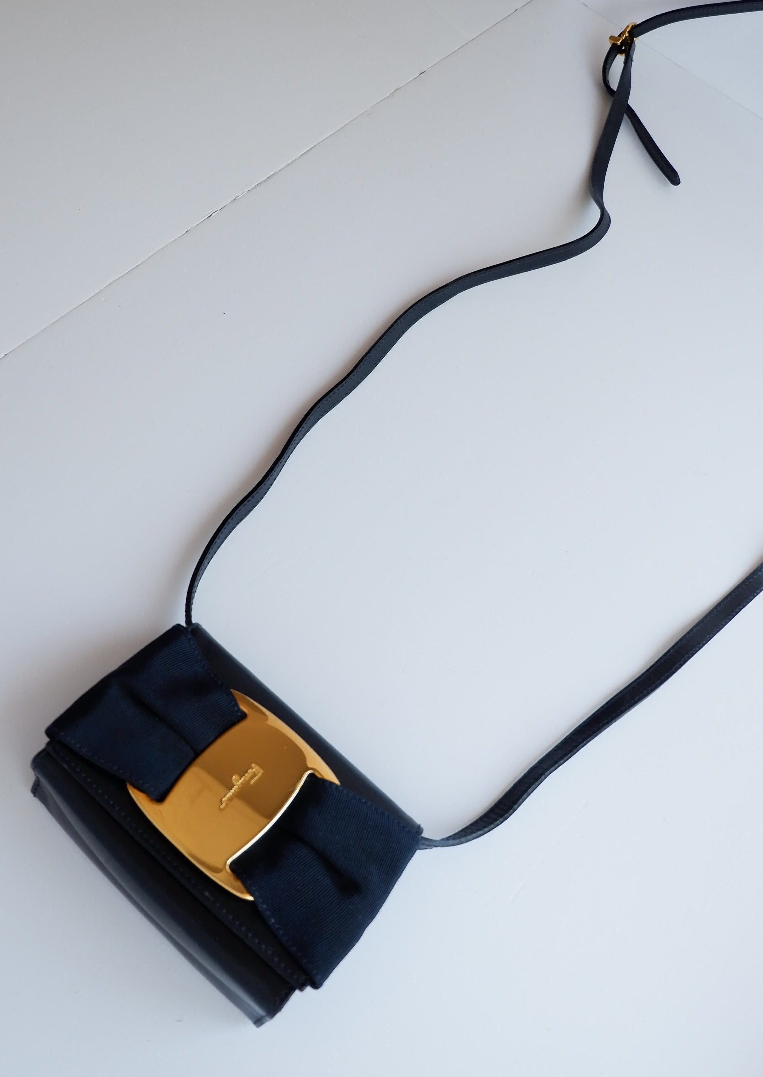 Authentique micro-sac bandoulière Ferragamo en cuir bleu marine d'occasion
