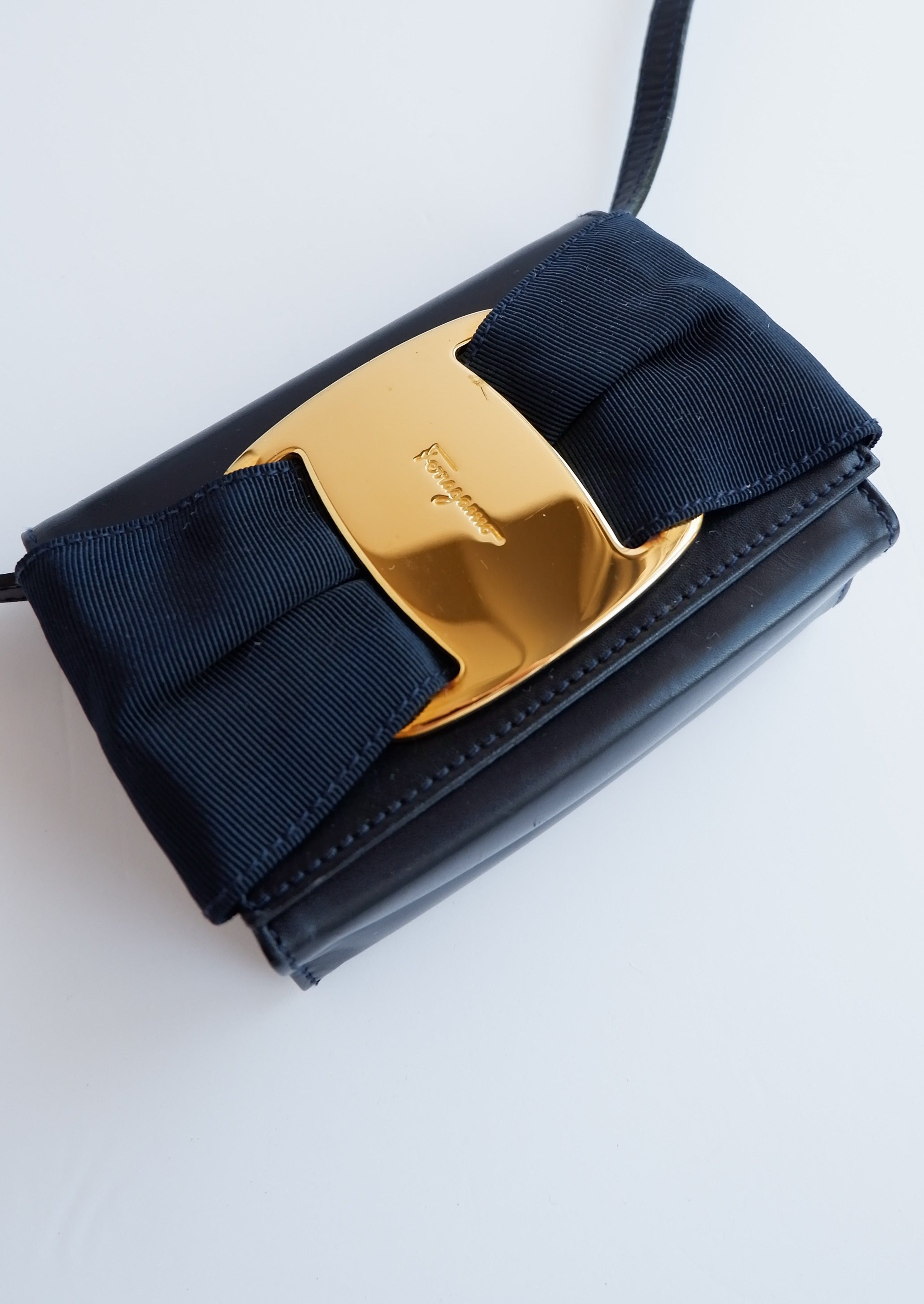Authentique micro-sac bandoulière Ferragamo en cuir bleu marine d'occasion