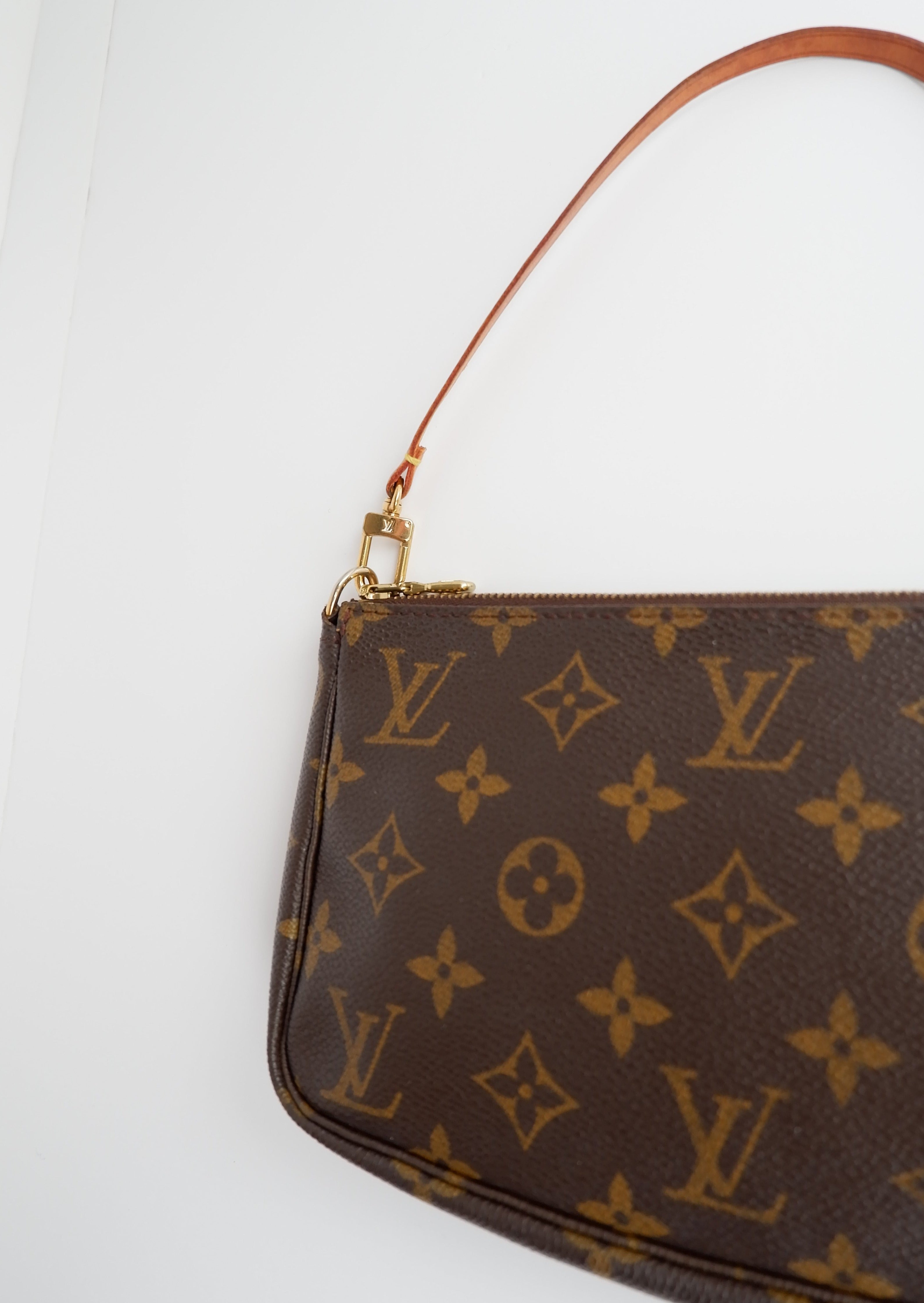 Sac à accessoires Pochette Monogram Louis Vuitton d'occasion authentique