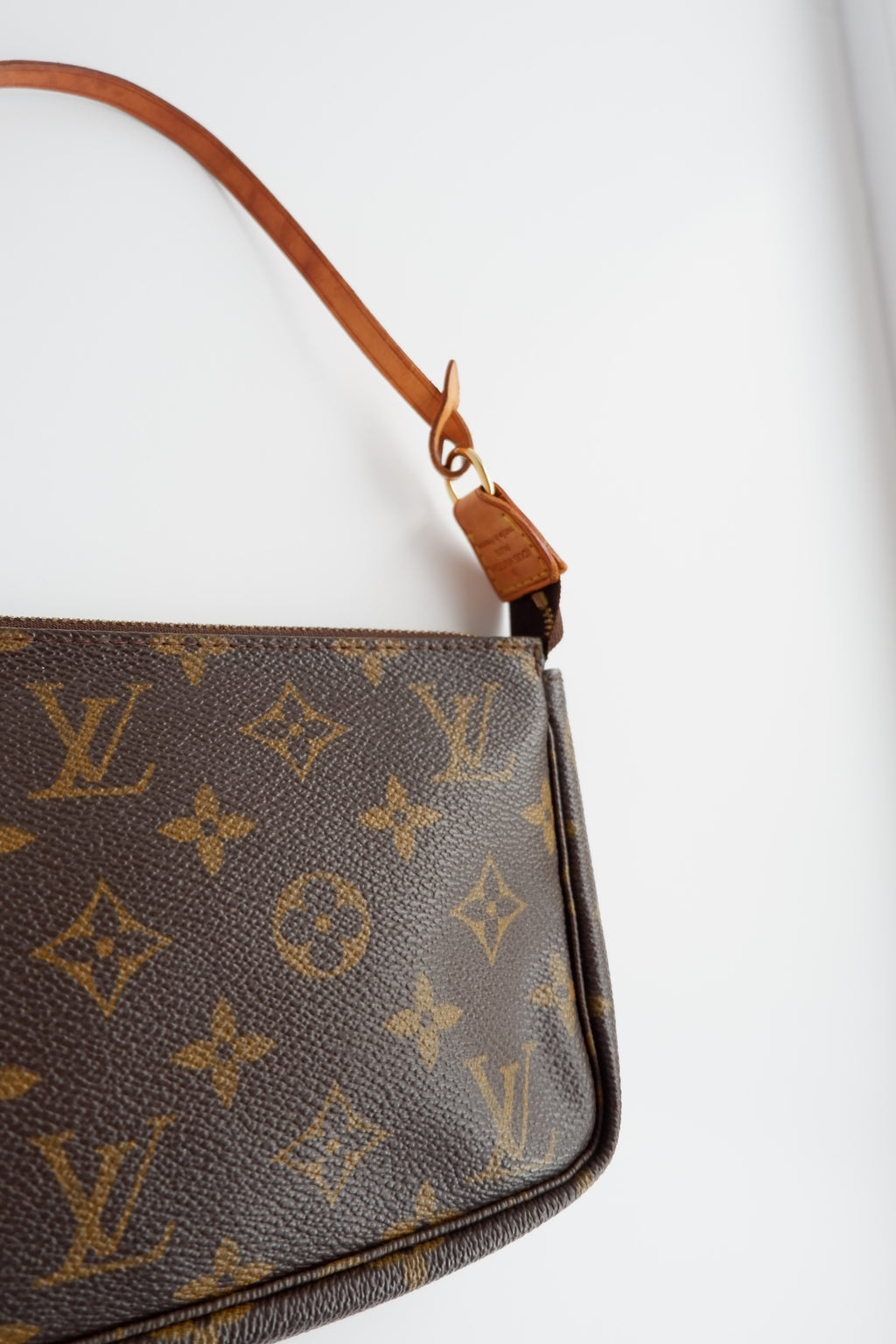 Sac à accessoires Pochette Monogram Louis Vuitton d'occasion authentique
