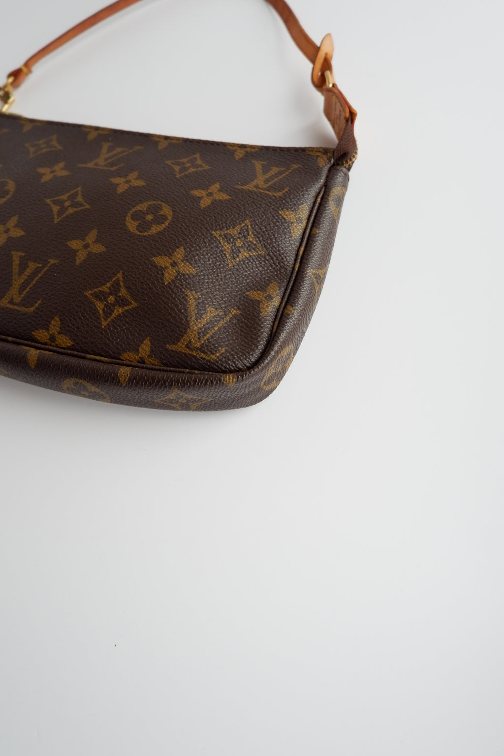 Sac à accessoires Pochette Monogram Louis Vuitton d'occasion authentique
