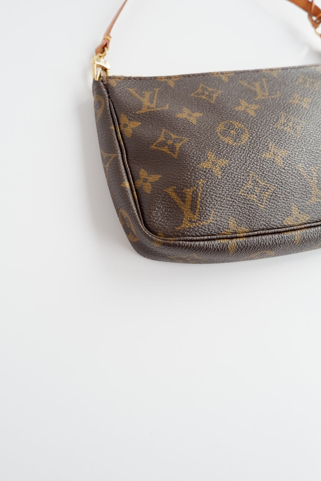 Sac à accessoires Pochette Monogram Louis Vuitton d'occasion authentique