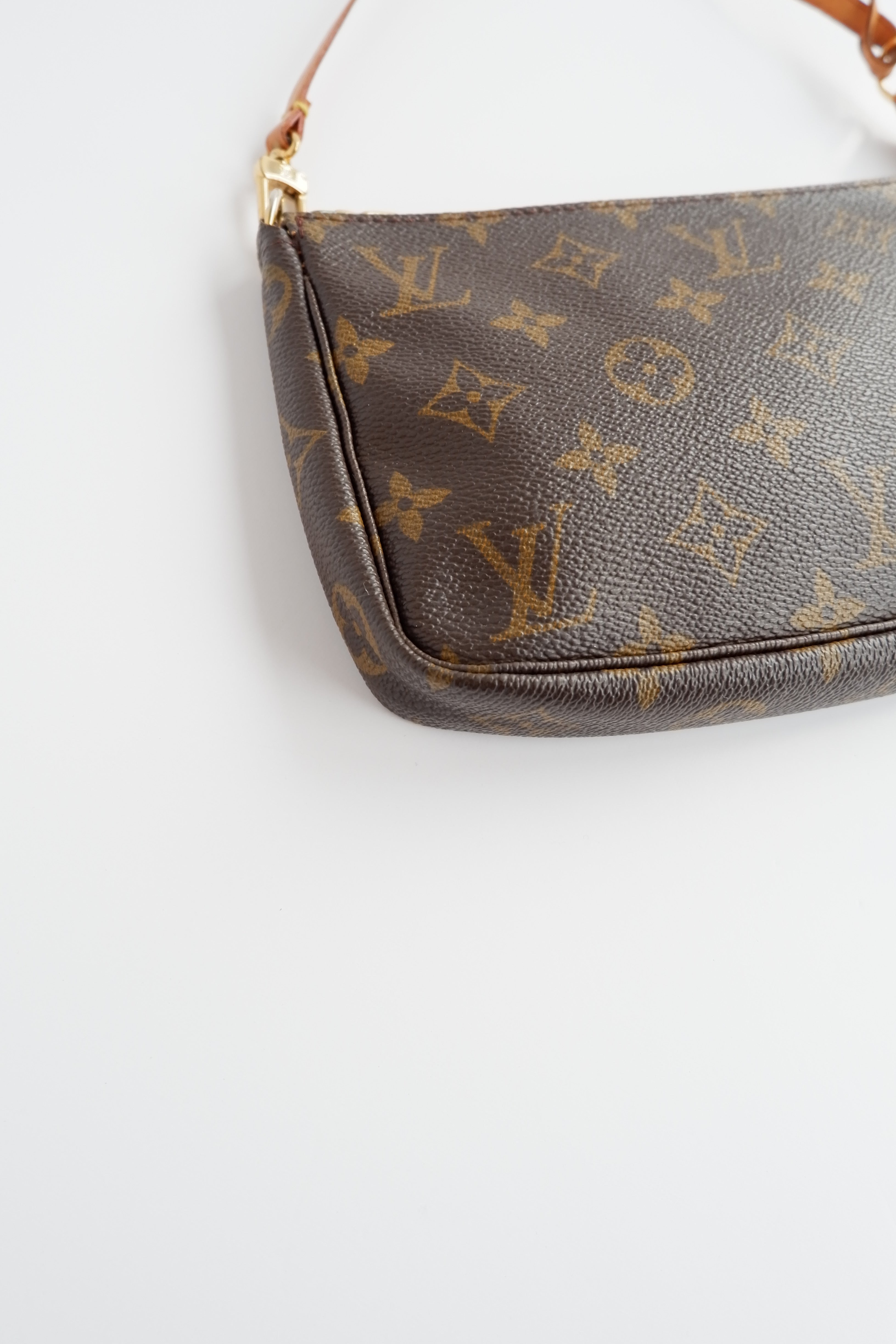 Sac à accessoires Pochette Monogram Louis Vuitton d'occasion authentique