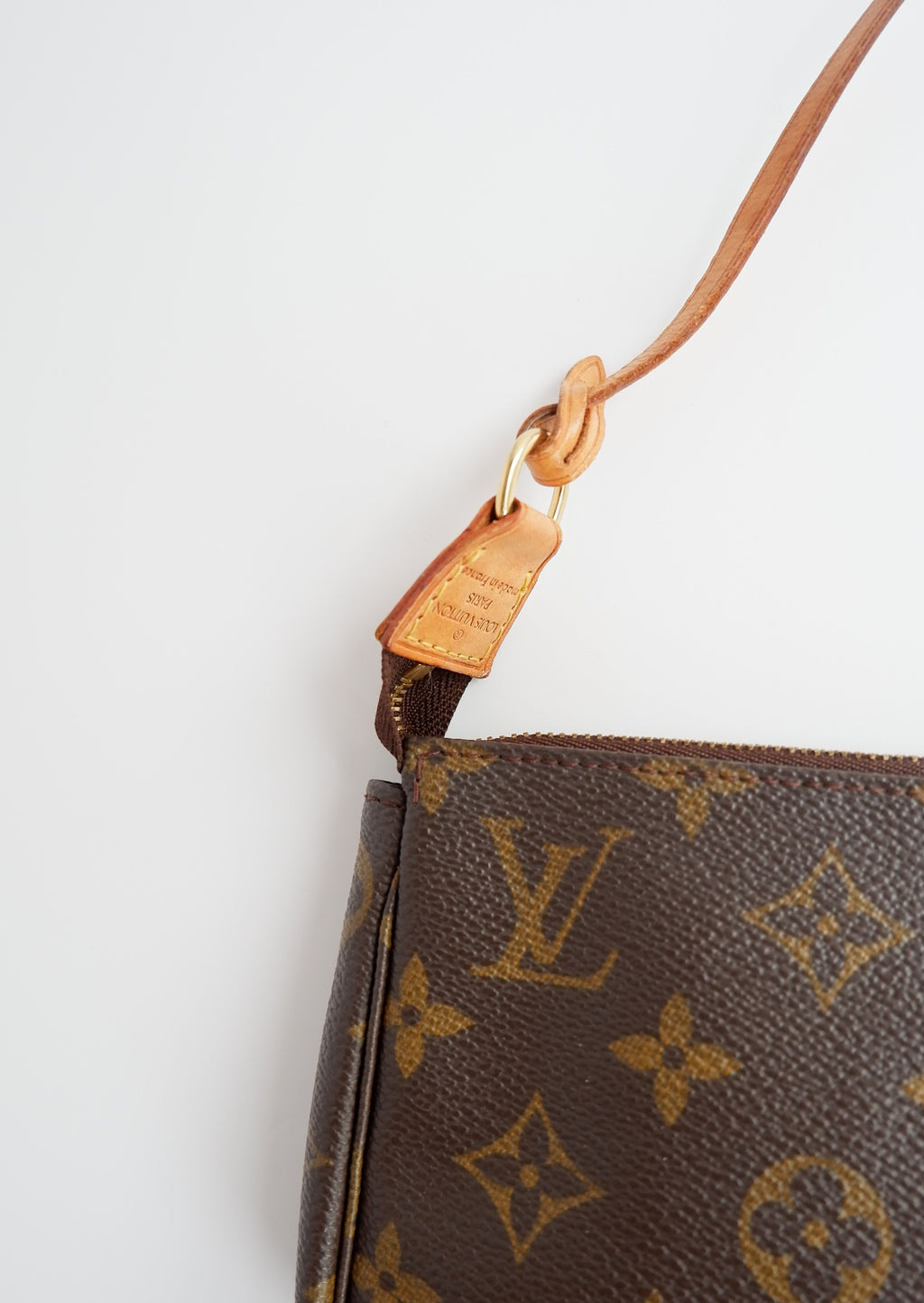 Sac à accessoires Pochette Monogram Louis Vuitton d'occasion authentique