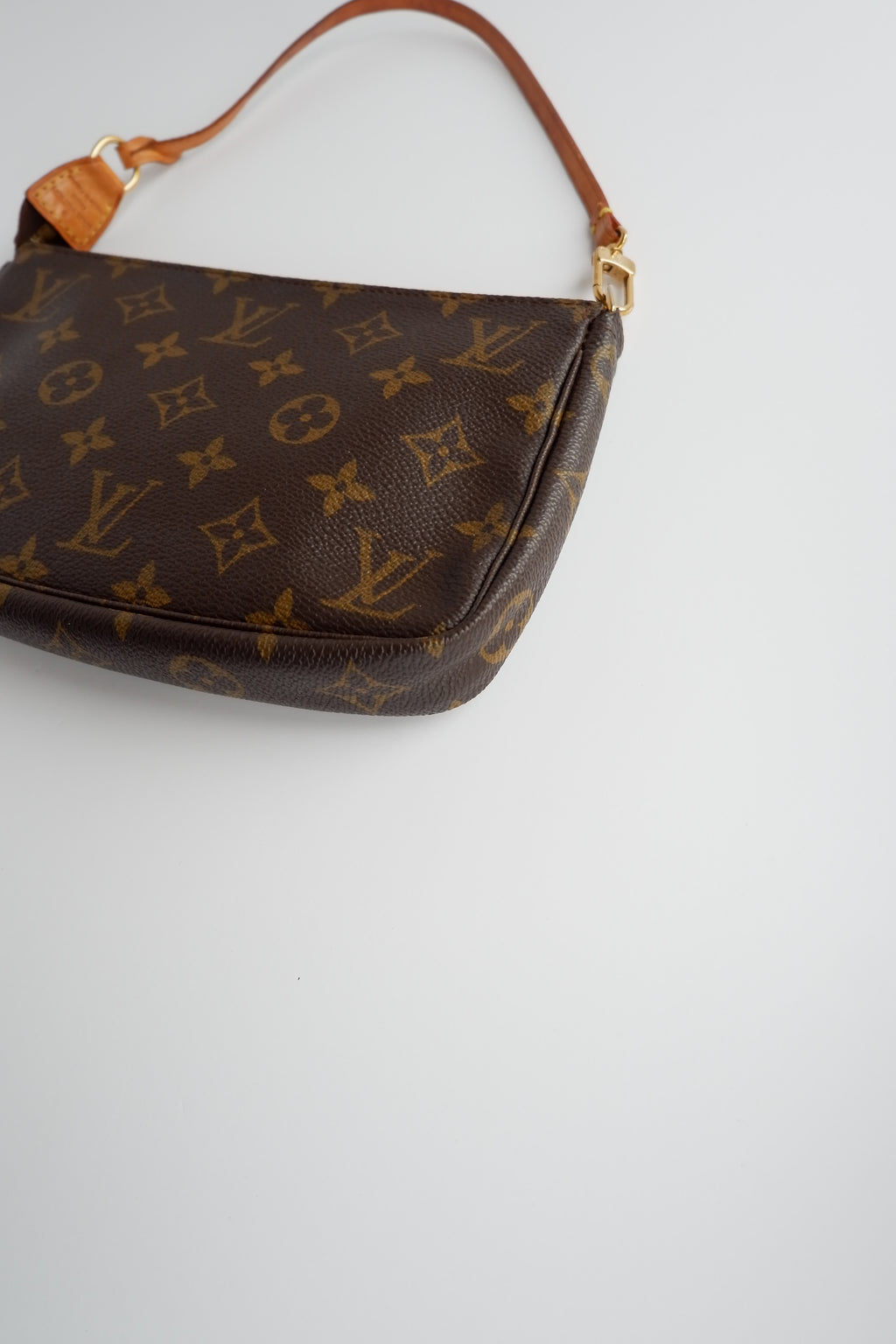 Sac à accessoires Pochette Monogram Louis Vuitton d'occasion authentique