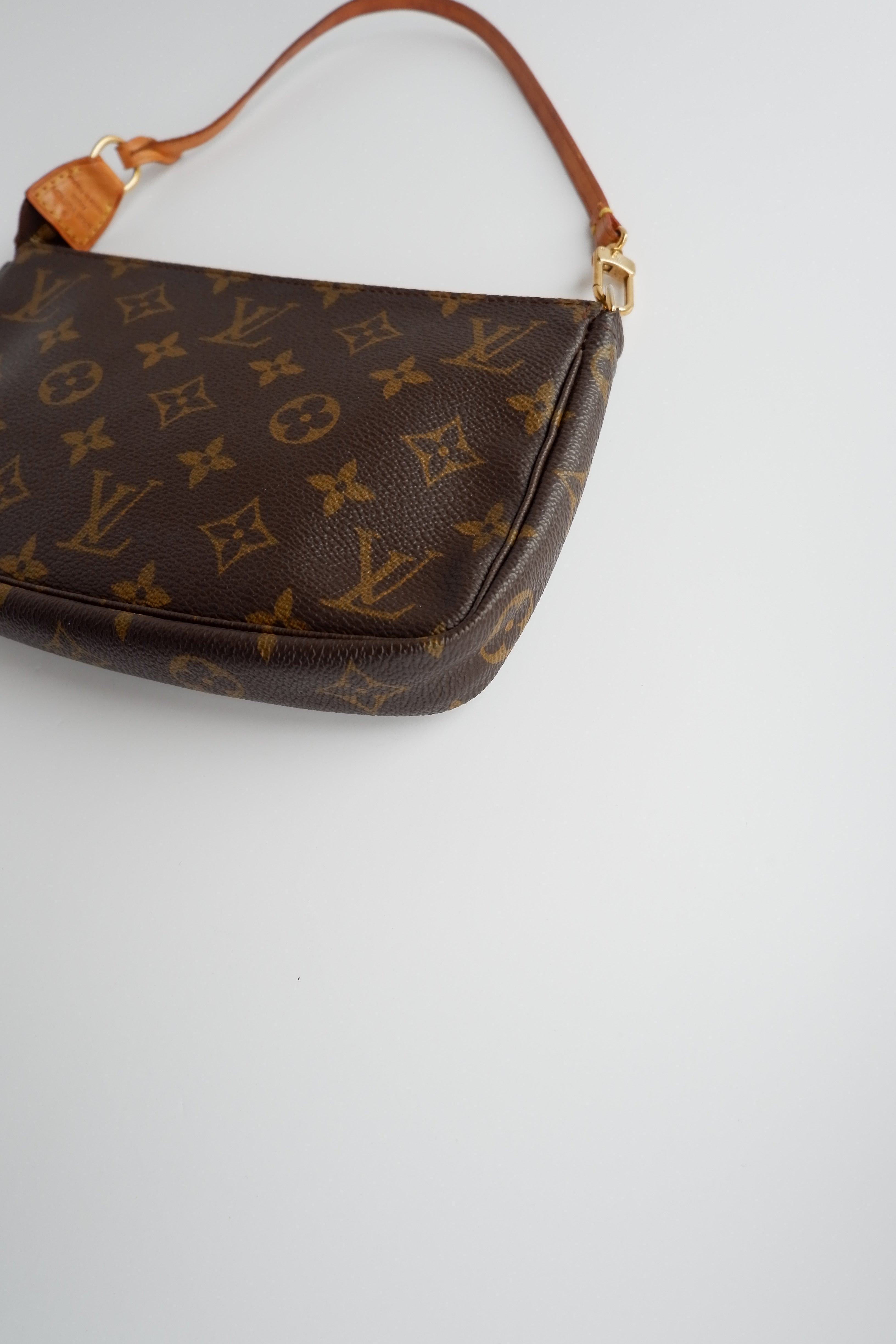 Sac à accessoires Pochette Monogram Louis Vuitton d'occasion authentique
