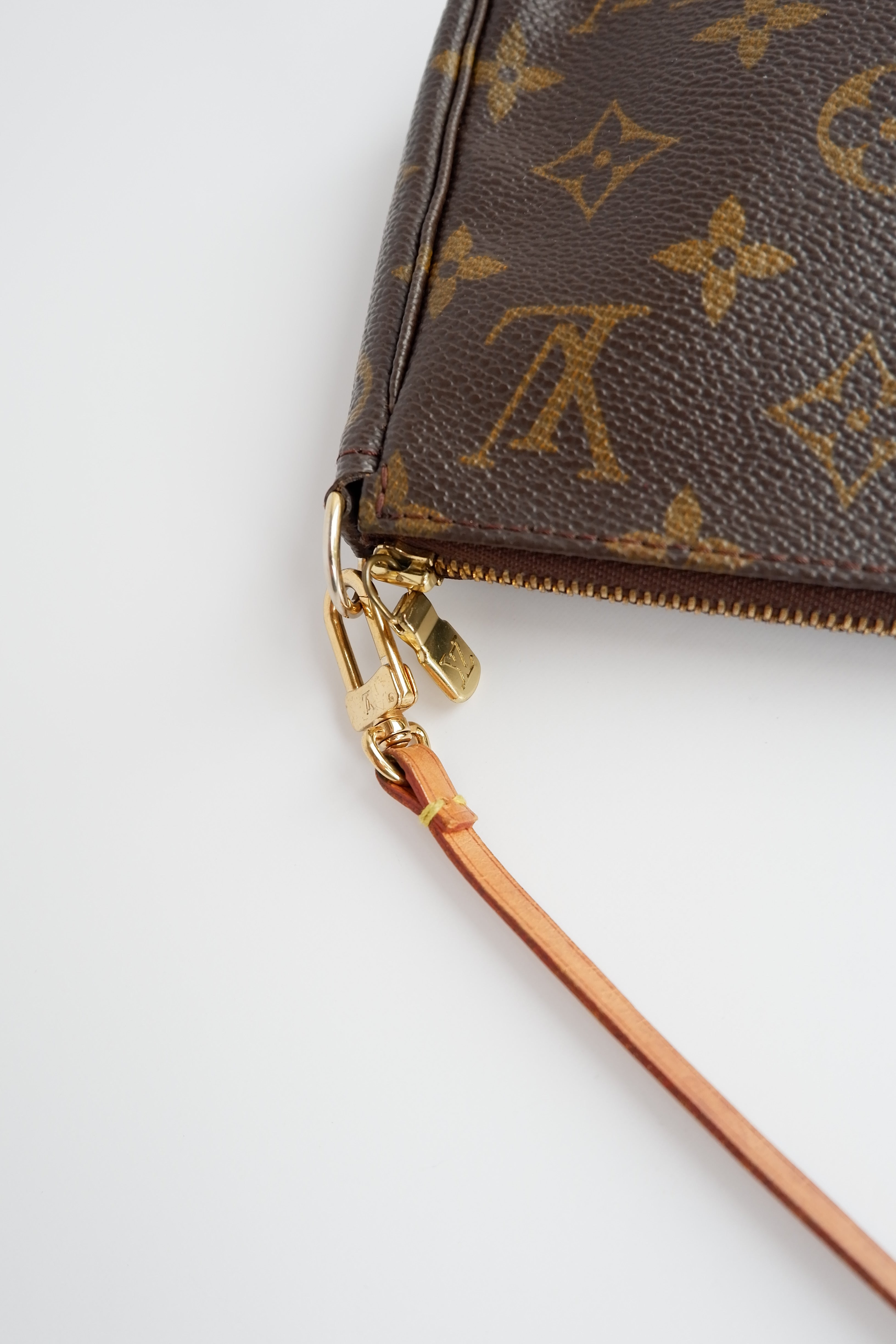 Sac à accessoires Pochette Monogram Louis Vuitton d'occasion authentique