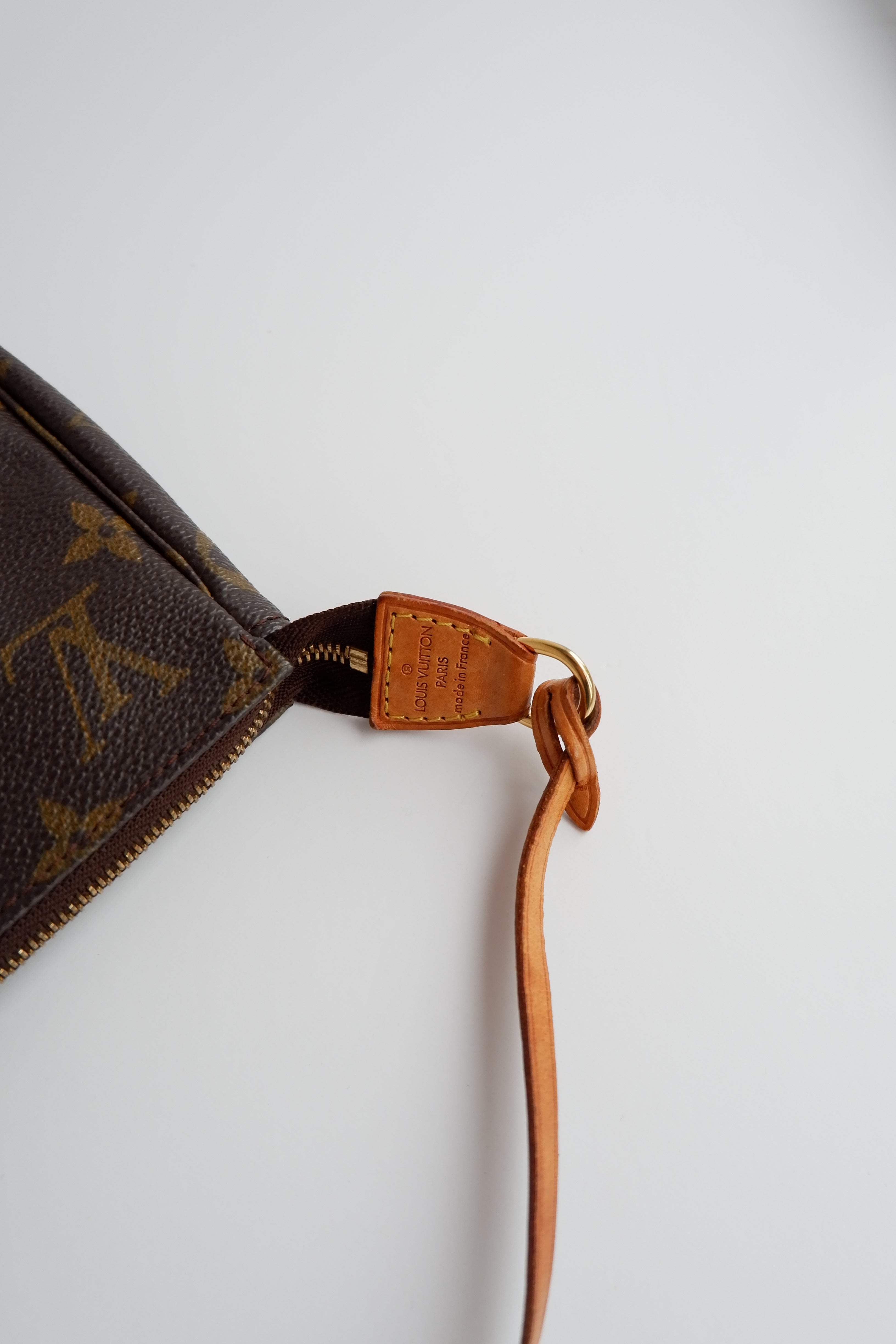 Sac à accessoires Pochette Monogram Louis Vuitton d'occasion authentique