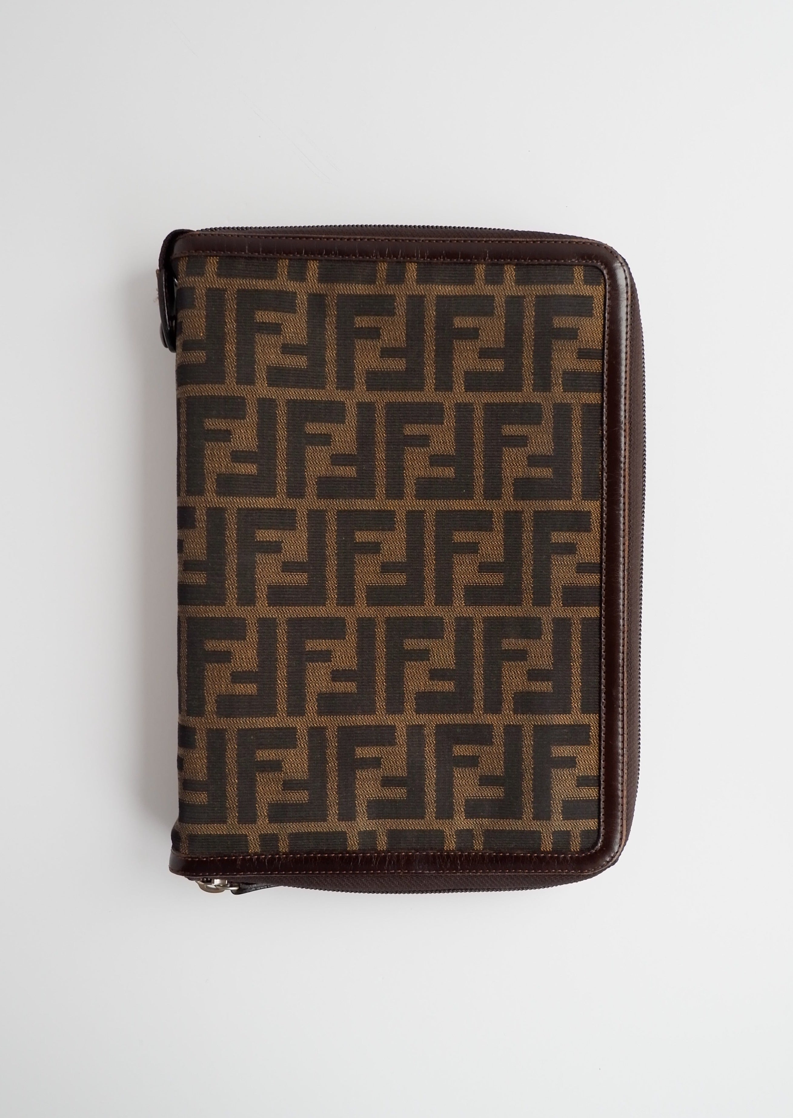 Authentique Couverture d'Agenda Vintage Fendi Zucca d'Occasion