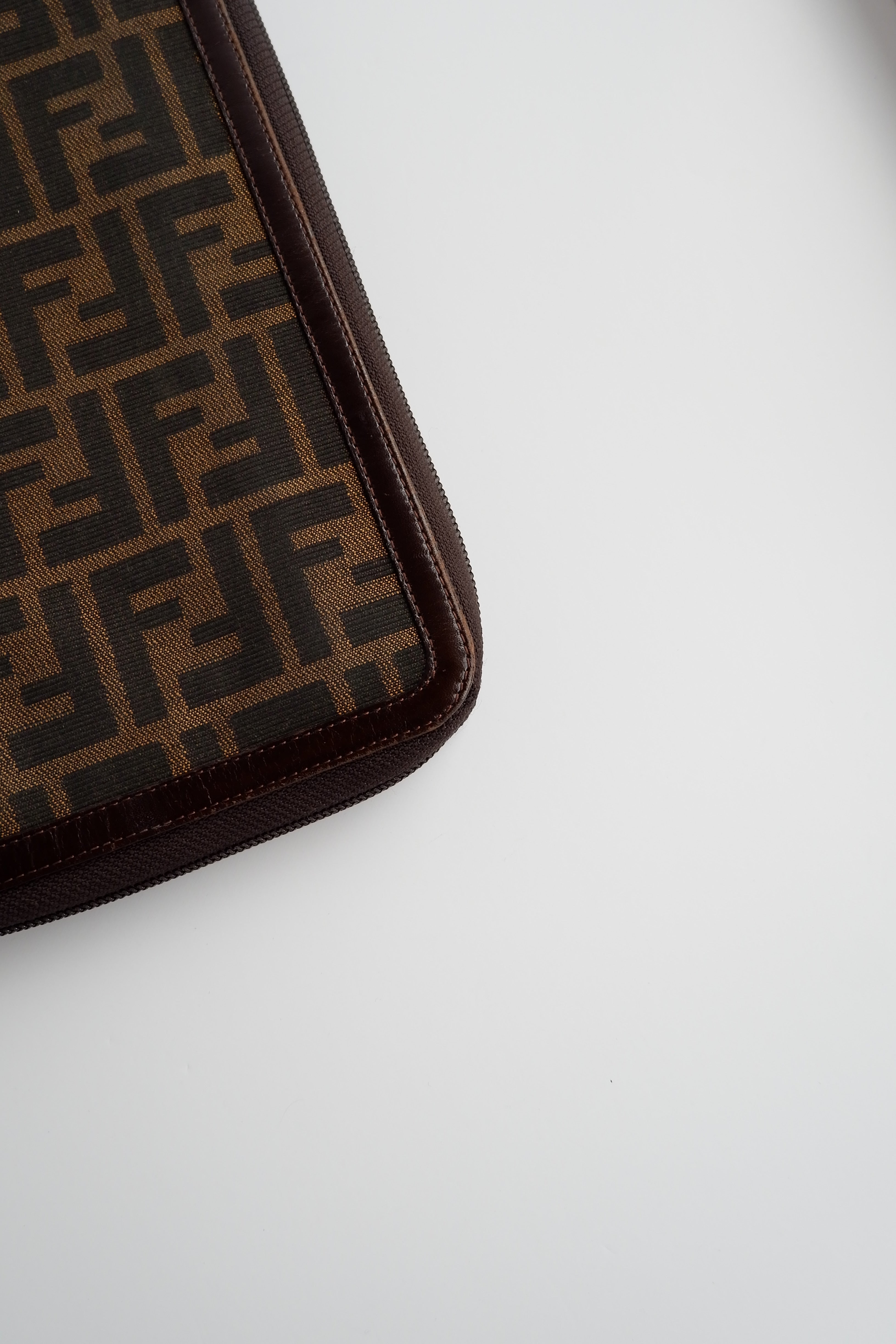 Authentique Couverture d'Agenda Vintage Fendi Zucca d'Occasion