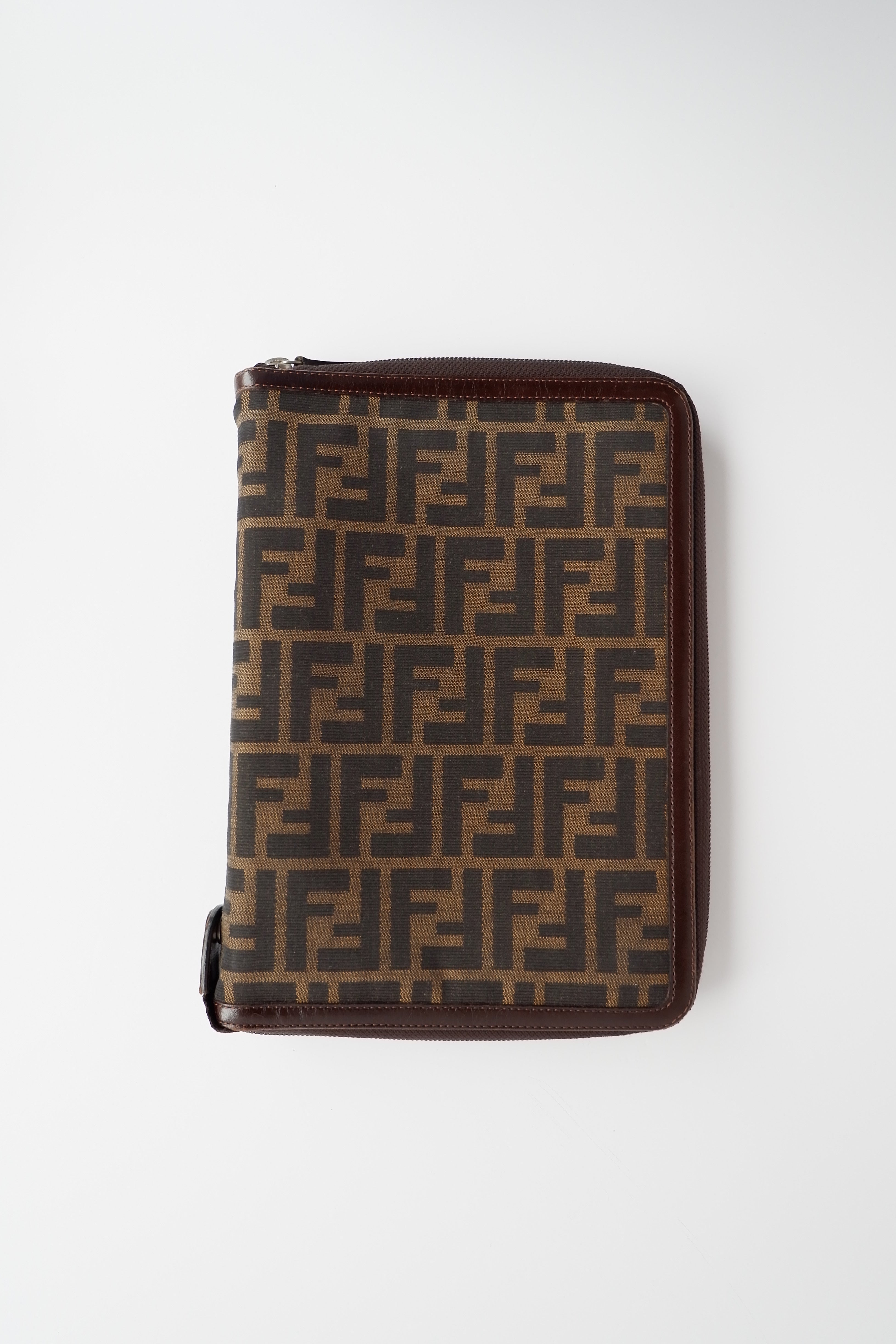 Authentique Couverture d'Agenda Vintage Fendi Zucca d'Occasion