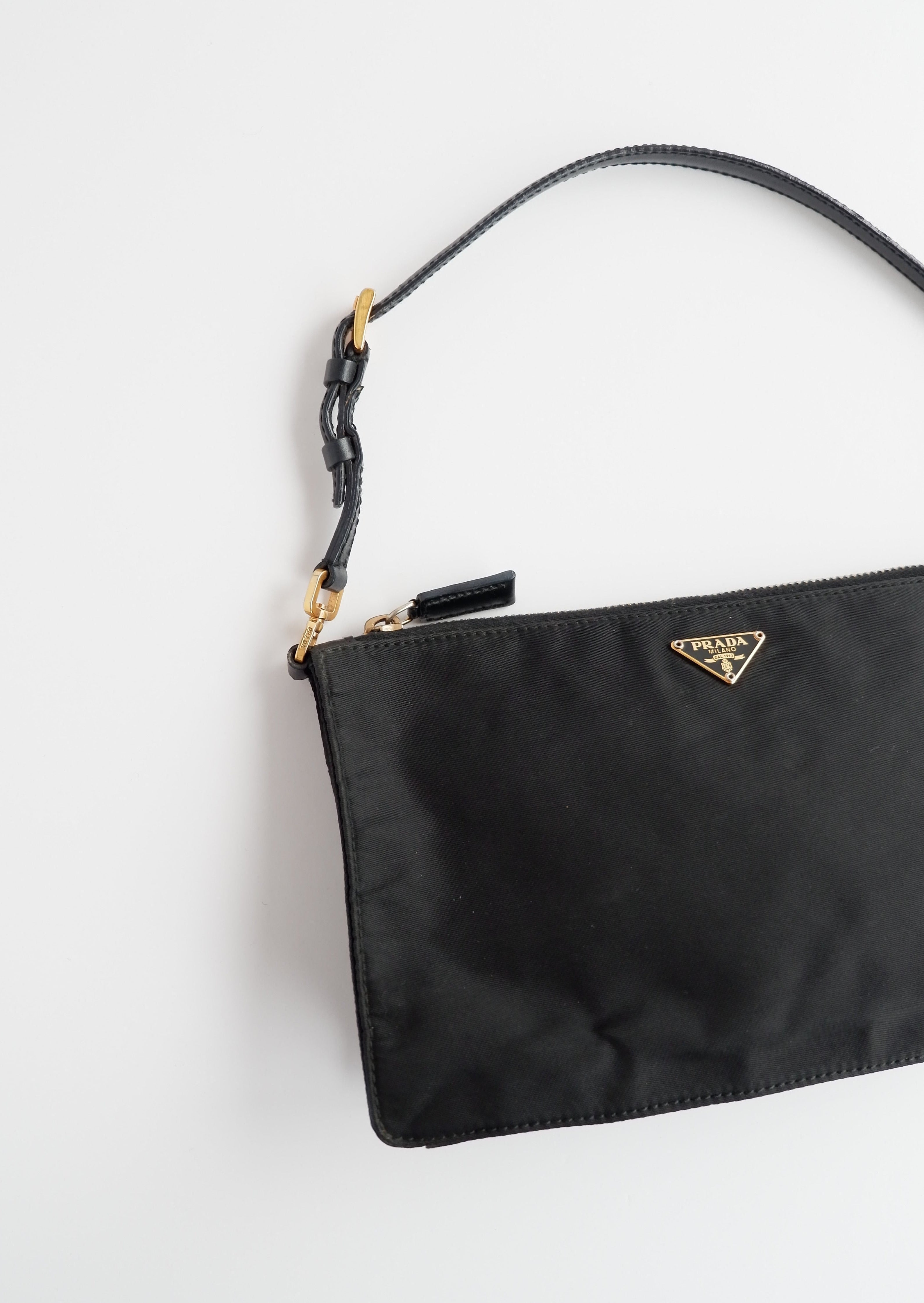 Authentique sac à bandoulière micro pochette Prada en nylon noir d'occasion