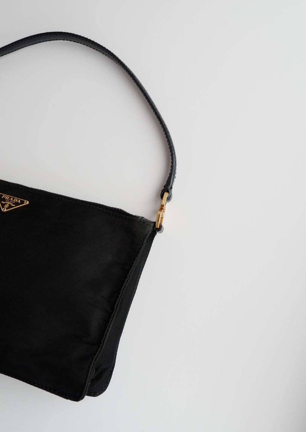 Authentique sac à bandoulière micro pochette Prada en nylon noir d'occasion