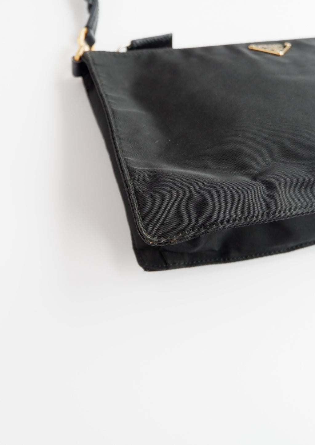 Authentique sac à bandoulière micro pochette Prada en nylon noir d'occasion