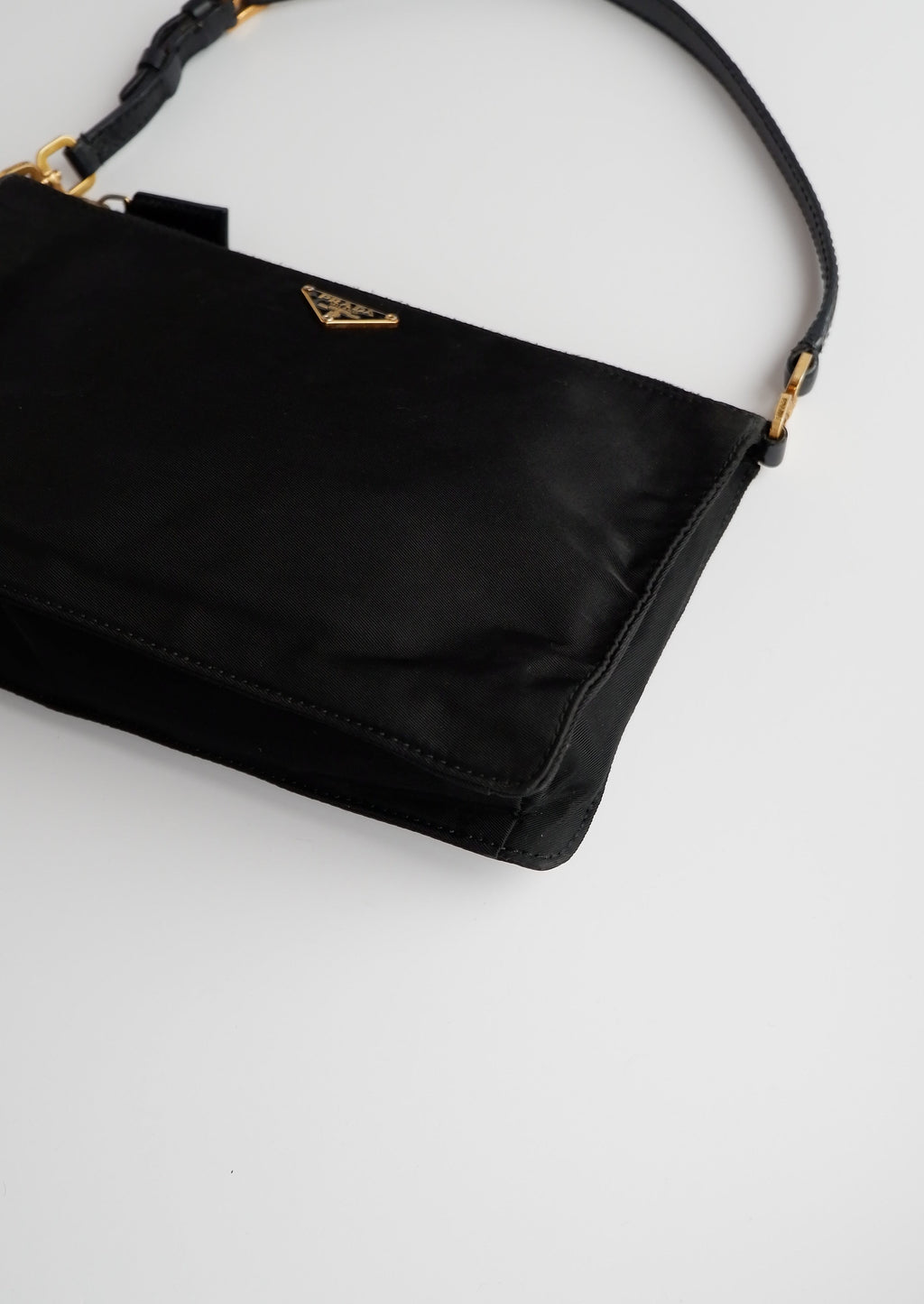 Authentique sac à bandoulière micro pochette Prada en nylon noir d'occasion