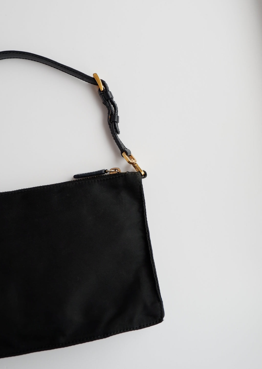Authentique sac à bandoulière micro pochette Prada en nylon noir d'occasion