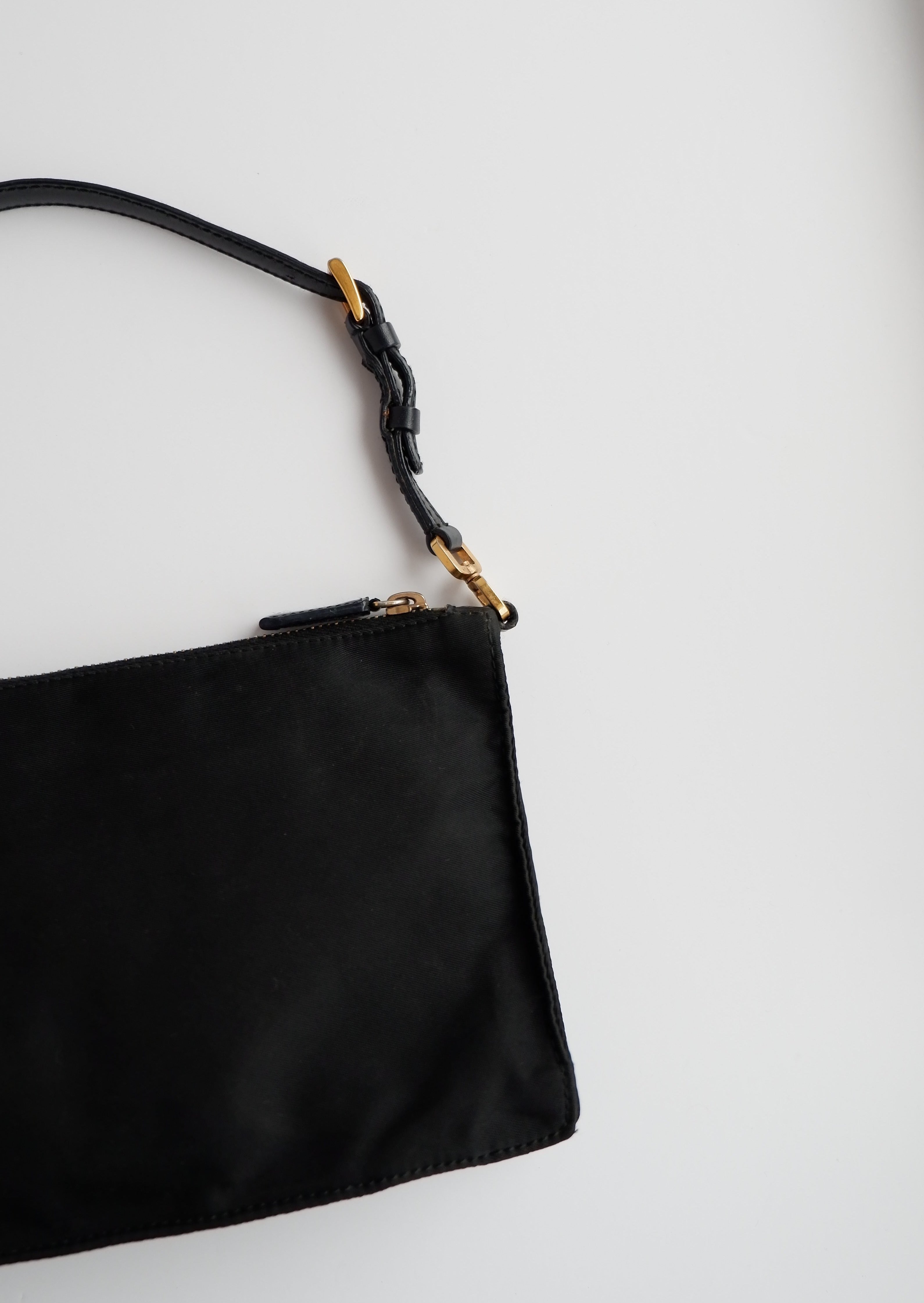 Authentique sac à bandoulière micro pochette Prada en nylon noir d'occasion