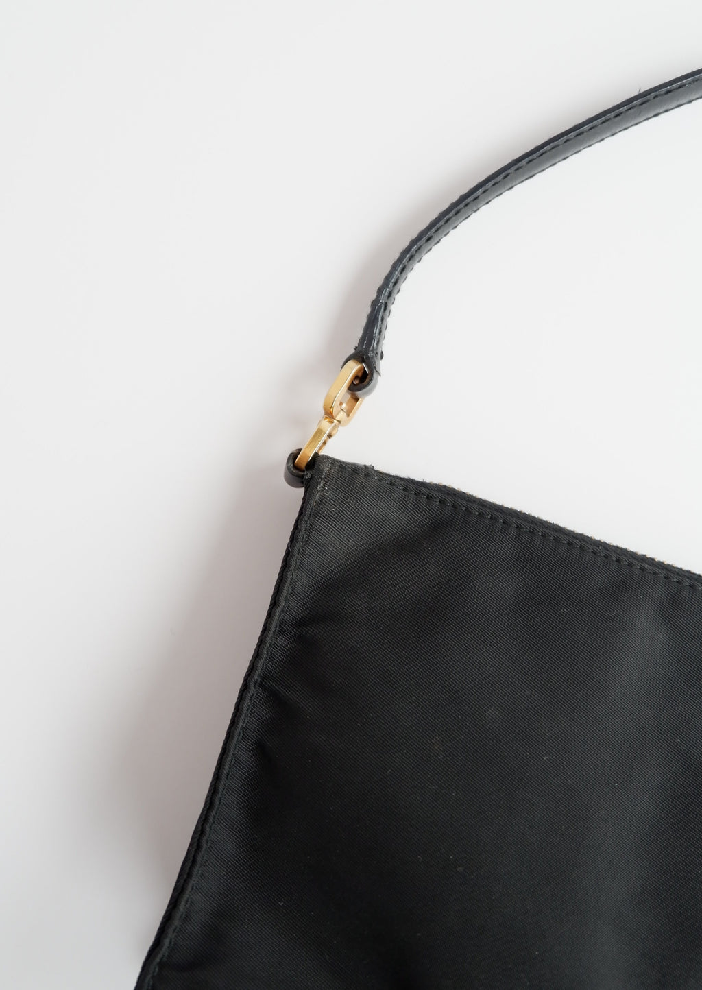 Authentique sac à bandoulière micro pochette Prada en nylon noir d'occasion