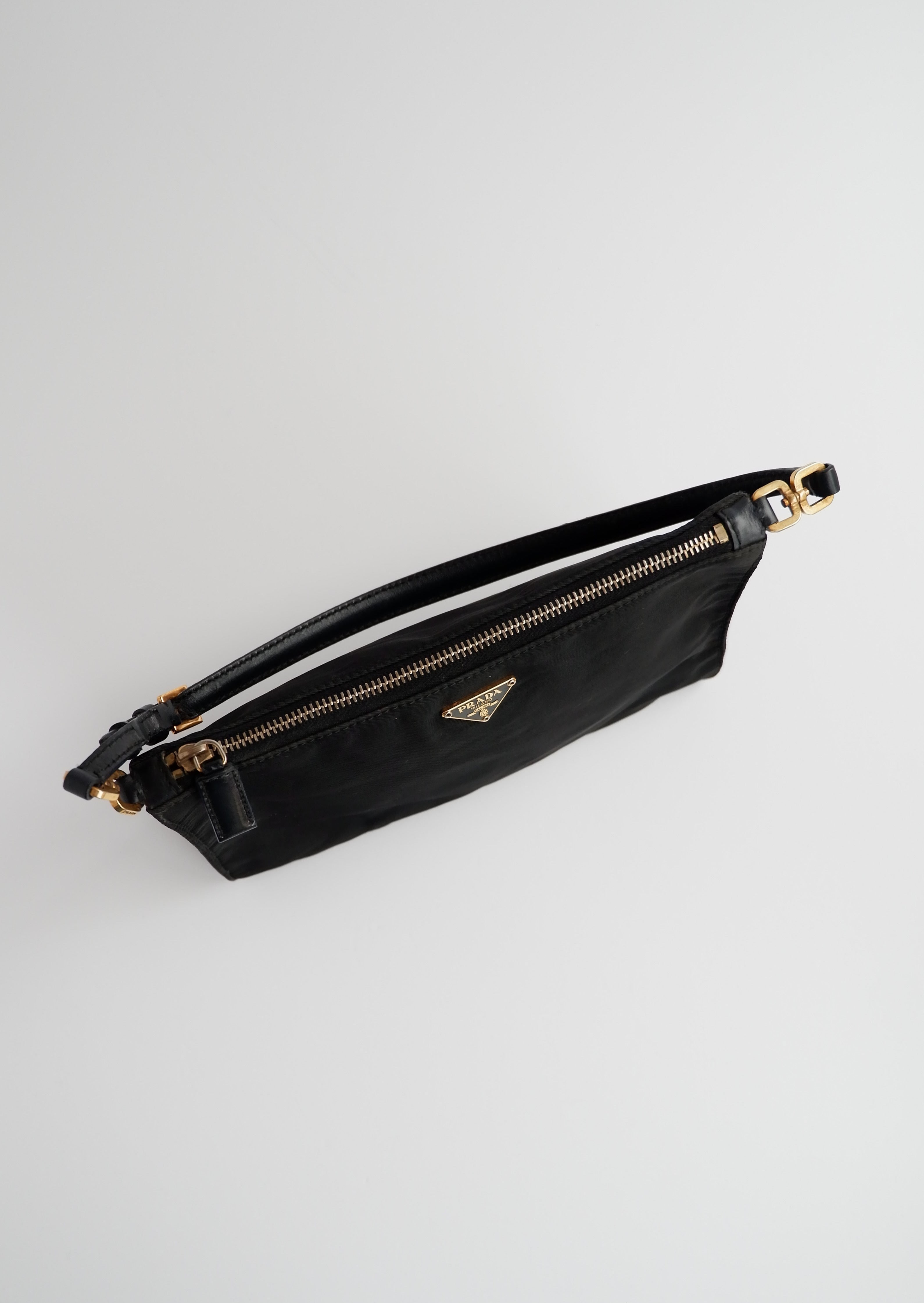 Authentique sac à bandoulière micro pochette Prada en nylon noir d'occasion