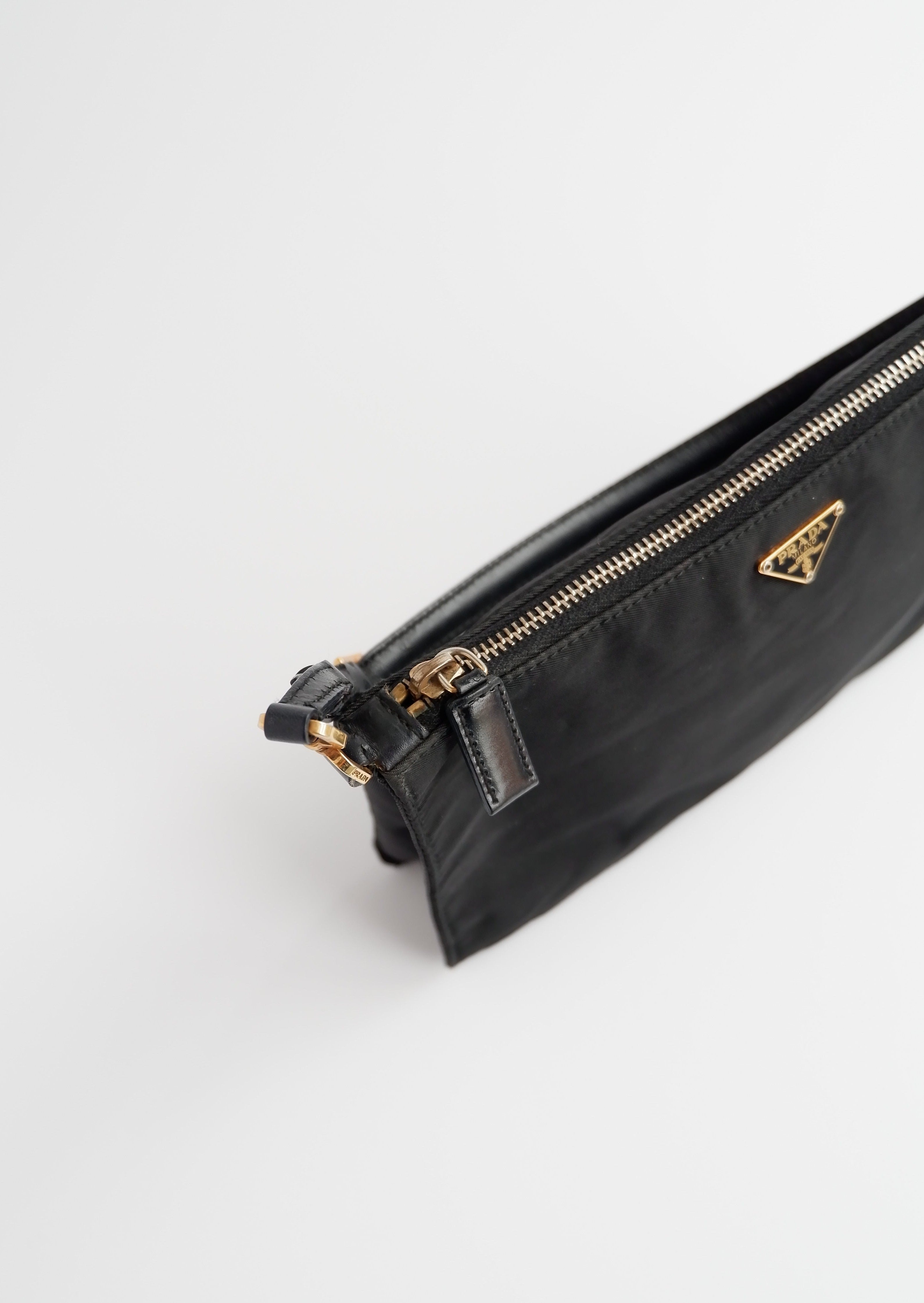 Authentique sac à bandoulière micro pochette Prada en nylon noir d'occasion