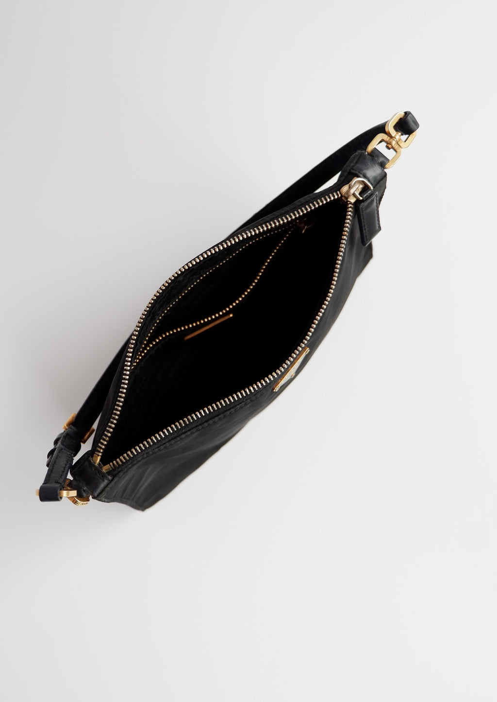 Authentique sac à bandoulière micro pochette Prada en nylon noir d'occasion