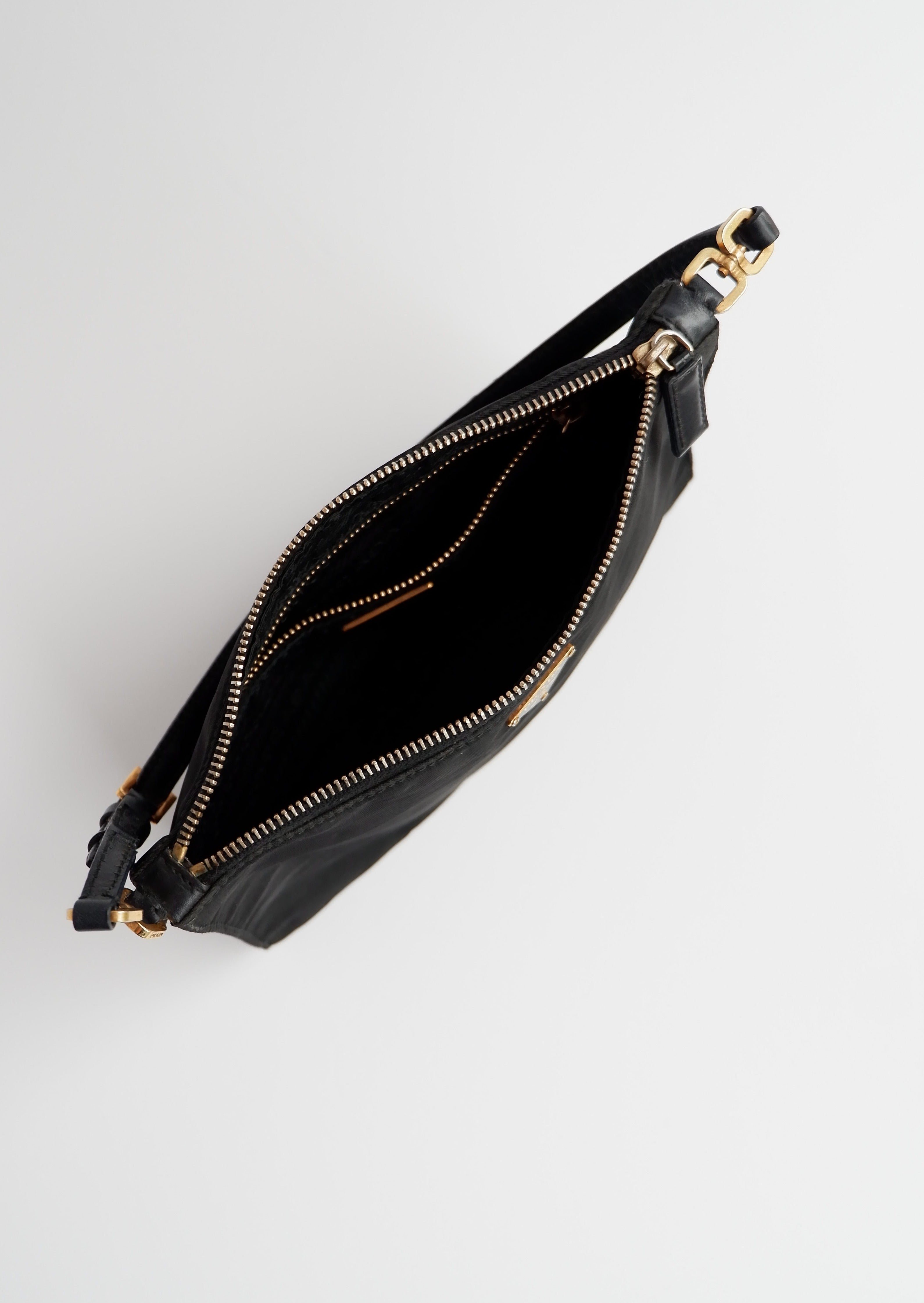 Authentique sac à bandoulière micro pochette Prada en nylon noir d'occasion