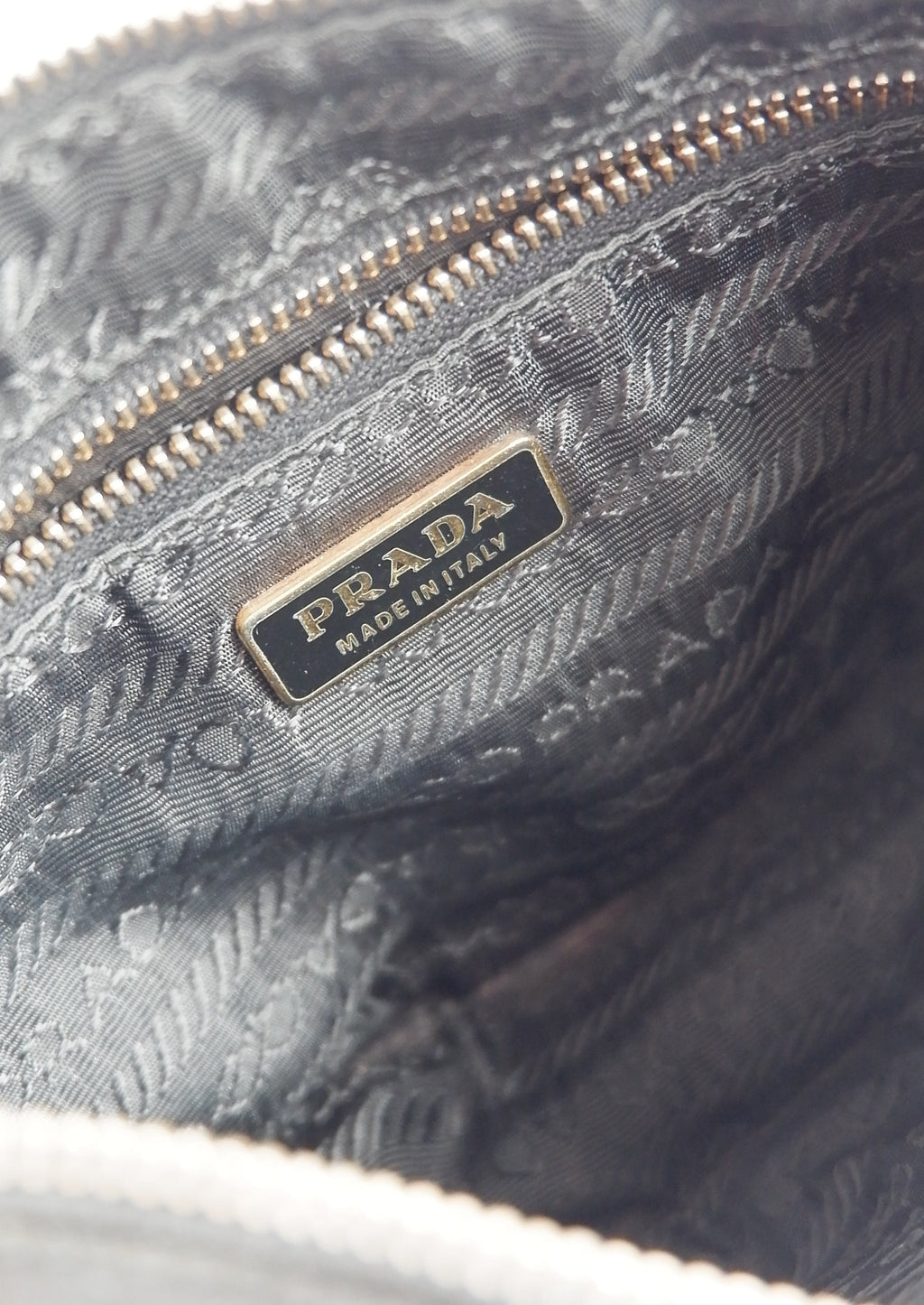 Authentique sac à bandoulière micro pochette Prada en nylon noir d'occasion