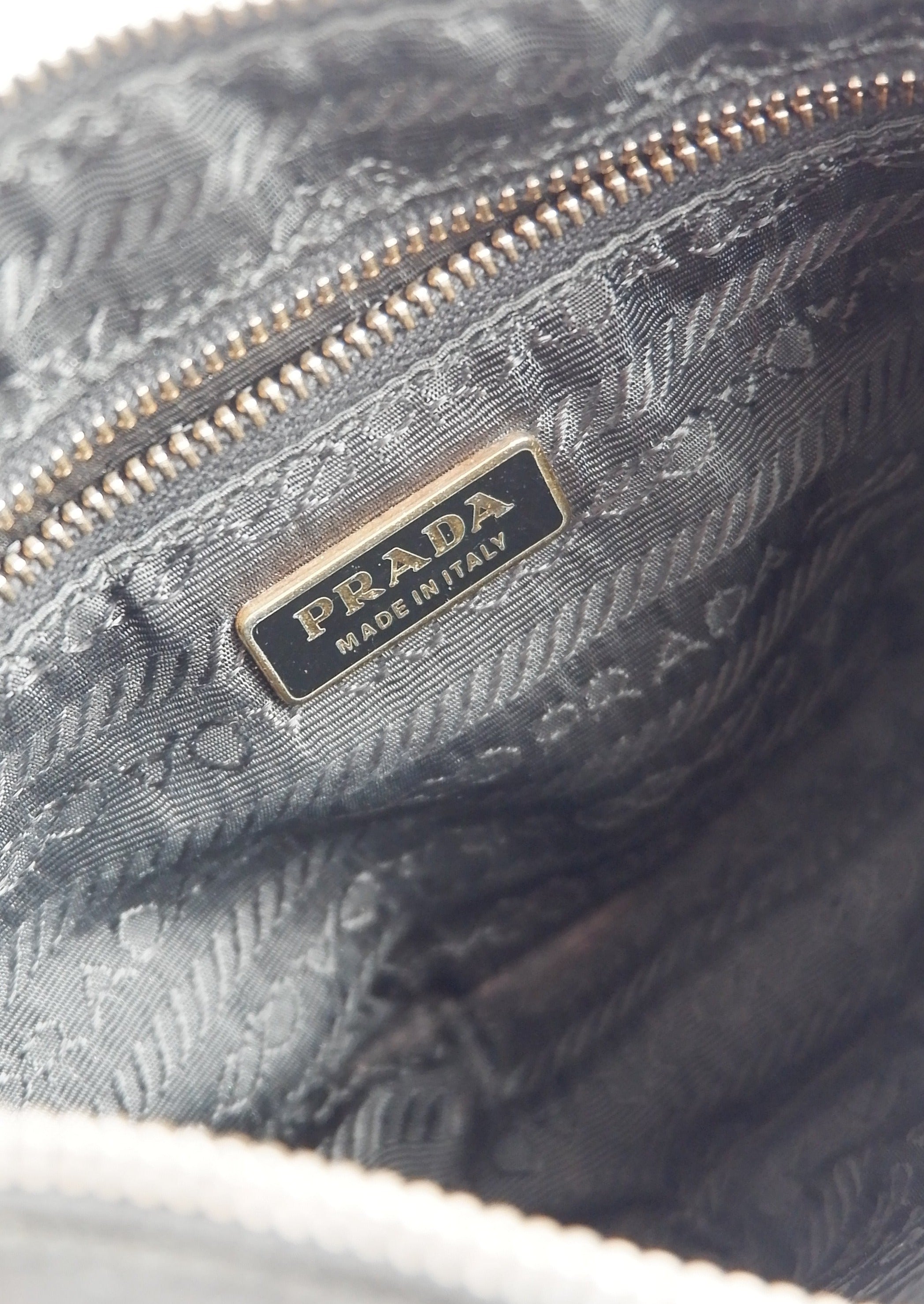 Authentique sac à bandoulière micro pochette Prada en nylon noir d'occasion