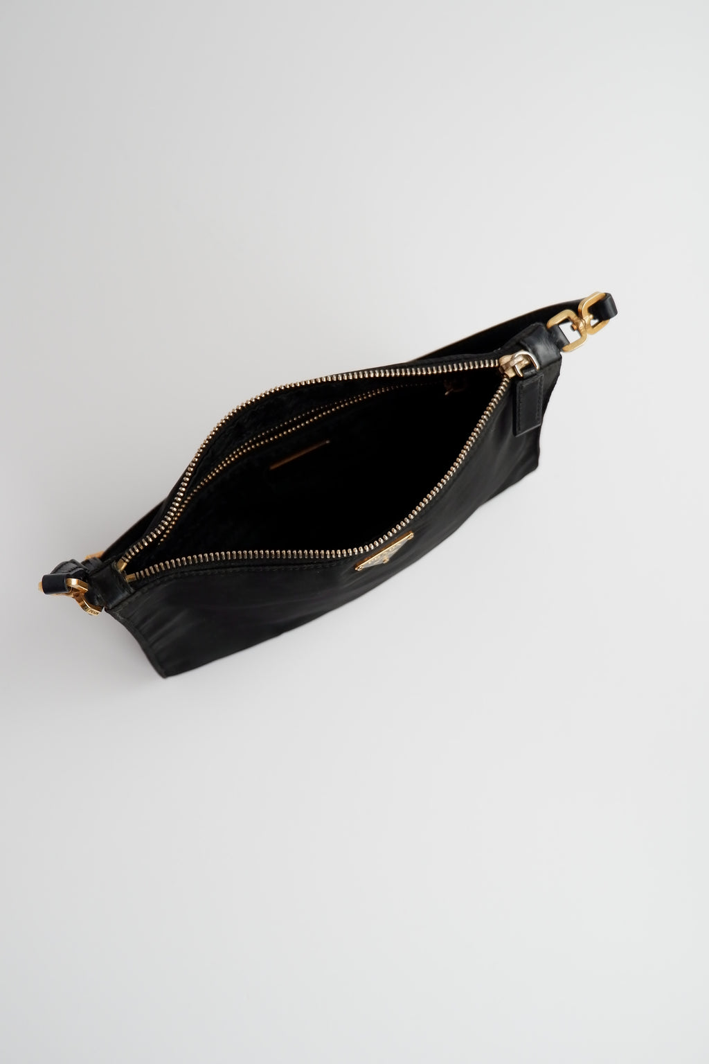 Authentique sac à bandoulière micro pochette Prada en nylon noir d'occasion