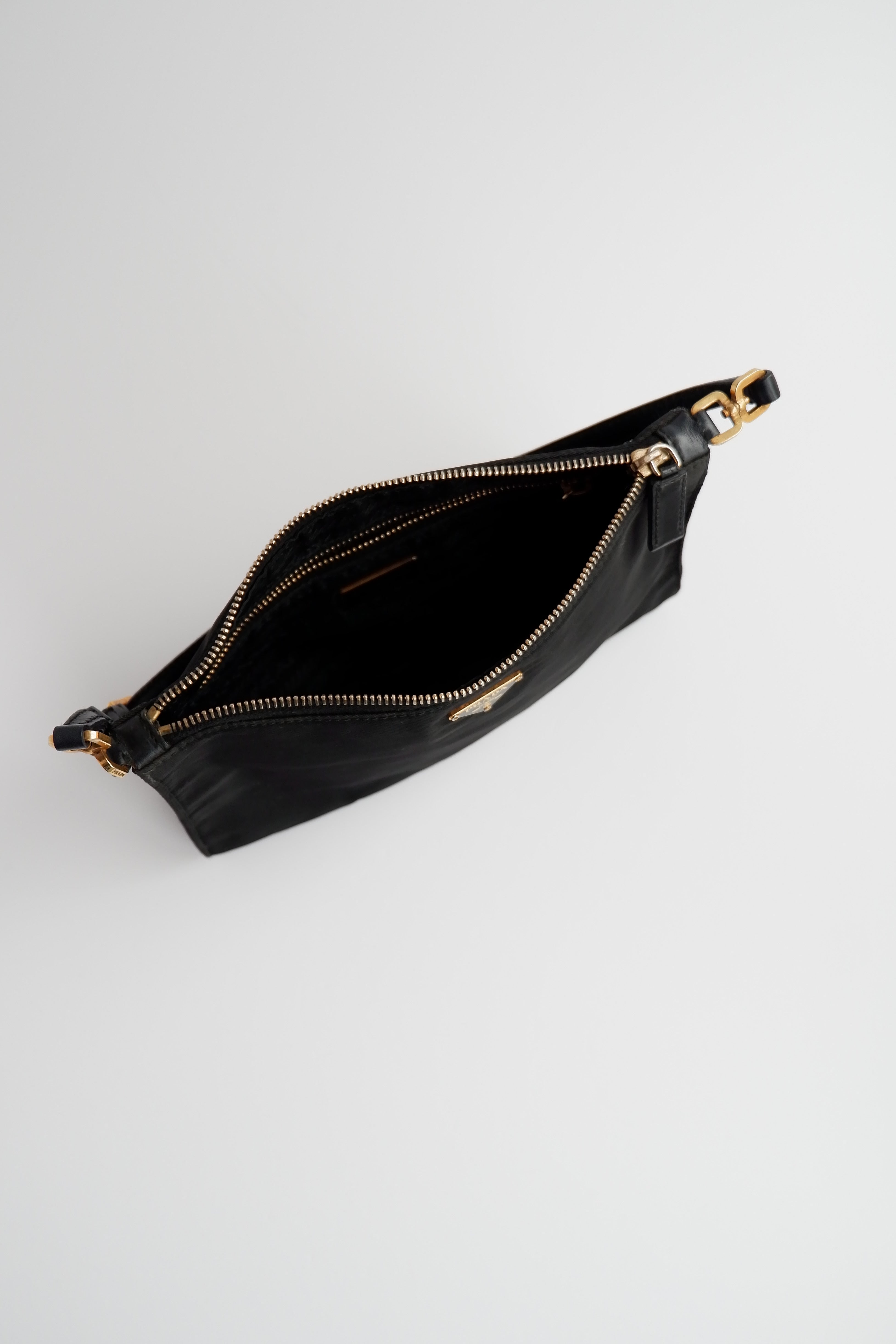 Authentique sac à bandoulière micro pochette Prada en nylon noir d'occasion