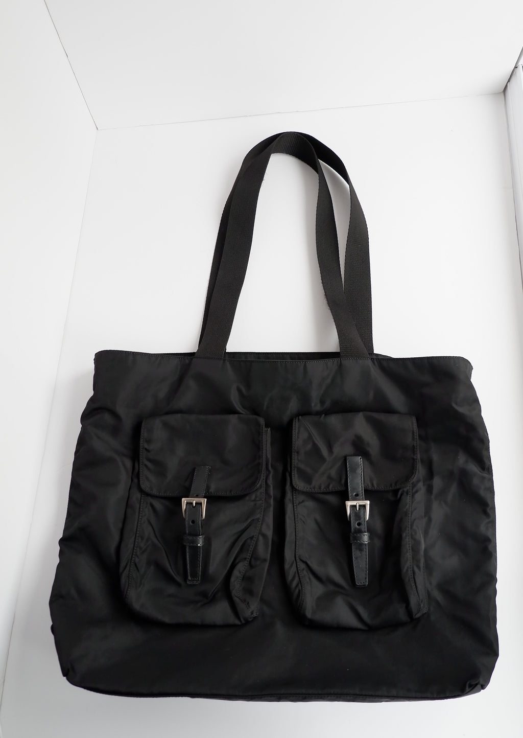 Sac cabas Prada authentique d'occasion en nylon noir avec détails de poche