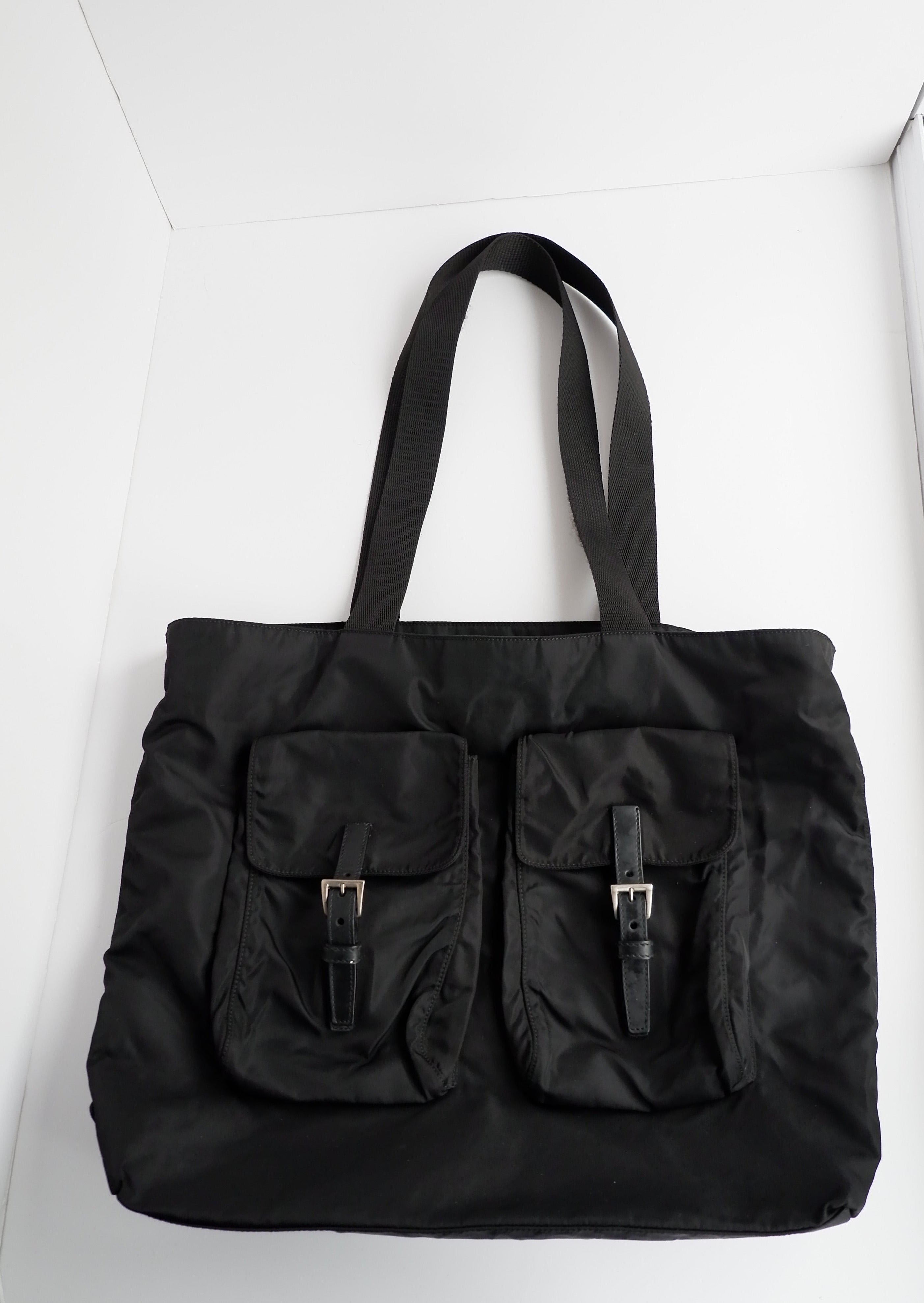 Sac cabas Prada authentique d'occasion en nylon noir avec détails de poche