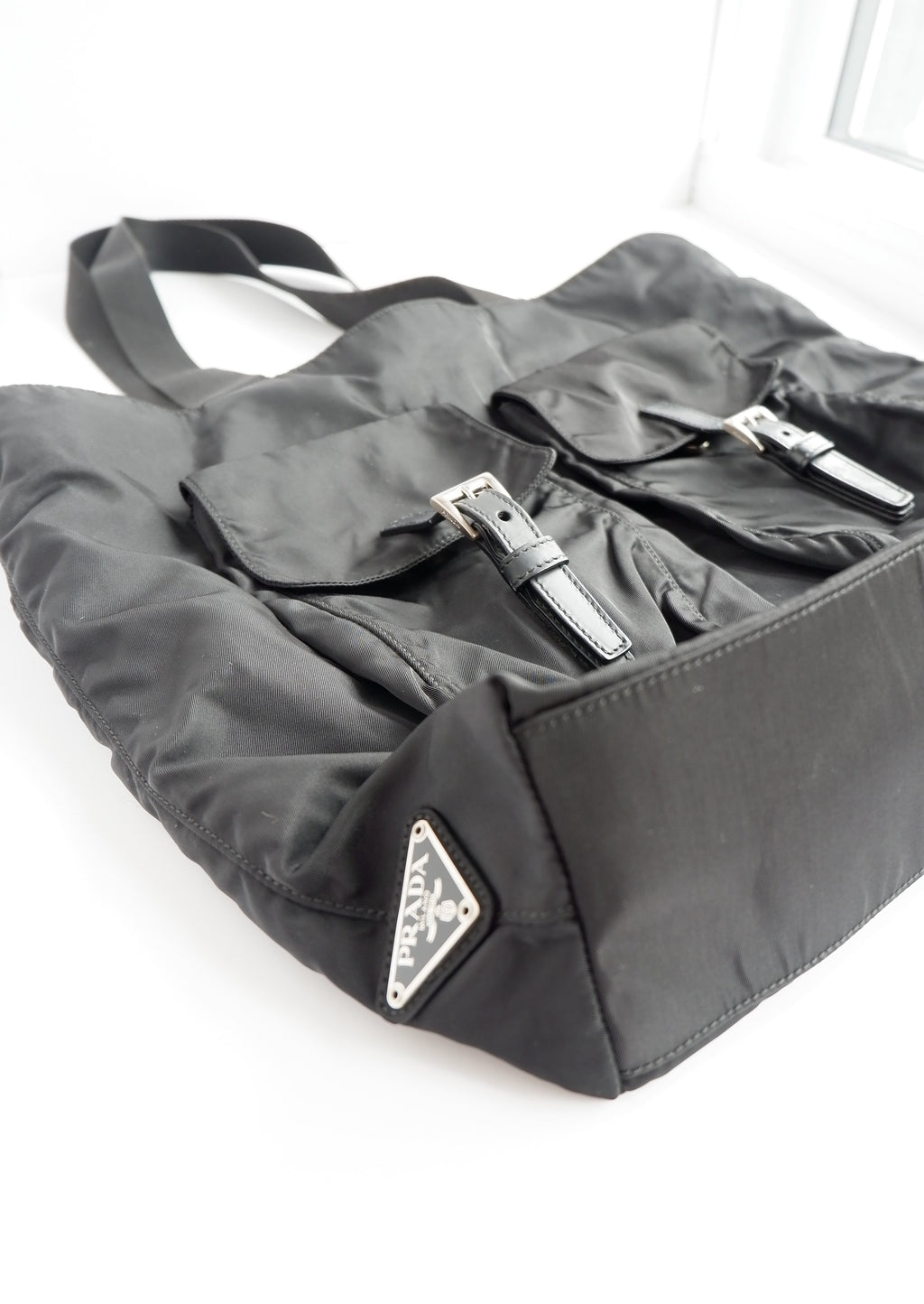 Sac cabas Prada authentique d'occasion en nylon noir avec détails de poche