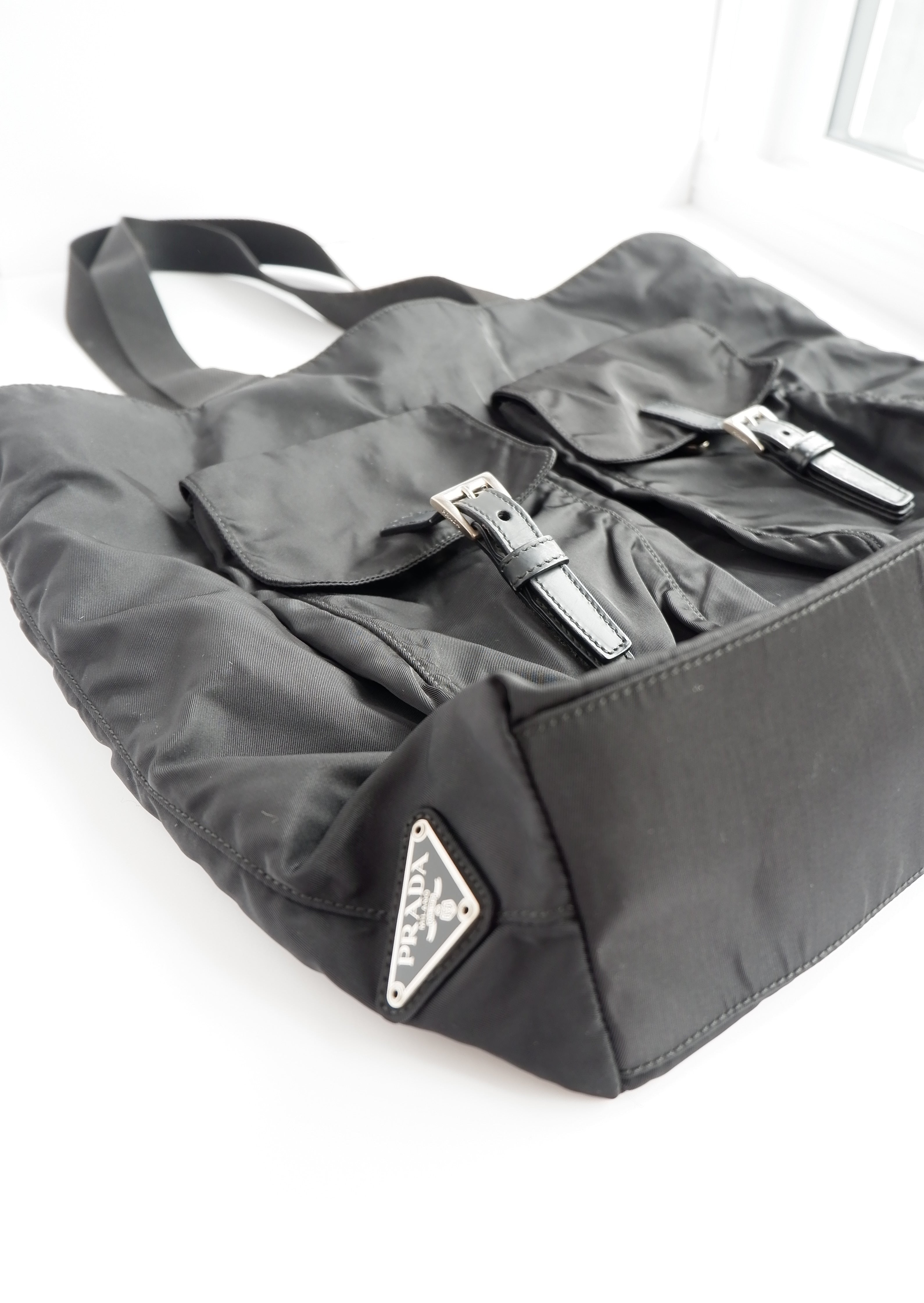 Sac cabas Prada authentique d'occasion en nylon noir avec détails de poche