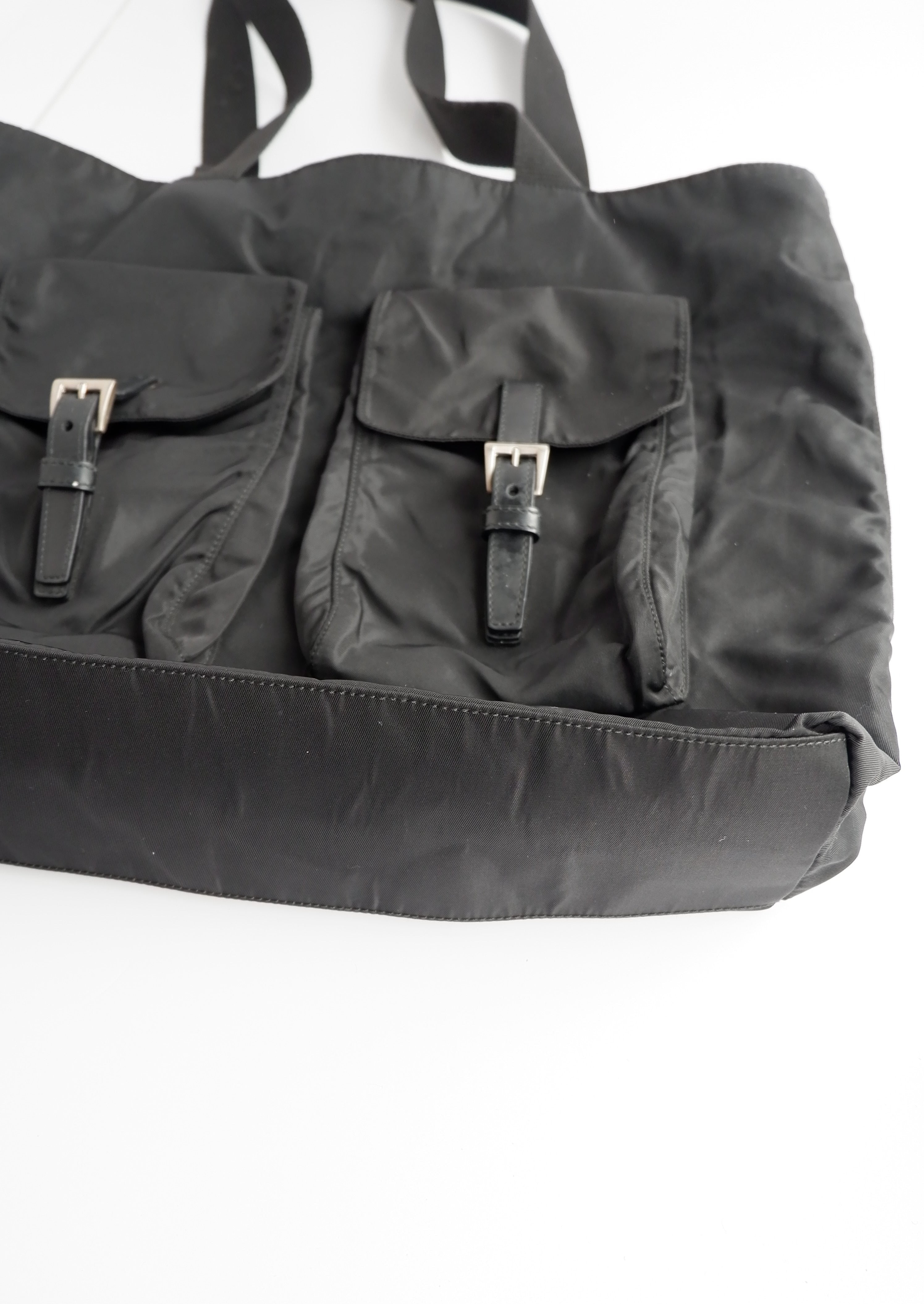 Sac cabas Prada authentique d'occasion en nylon noir avec détails de poche