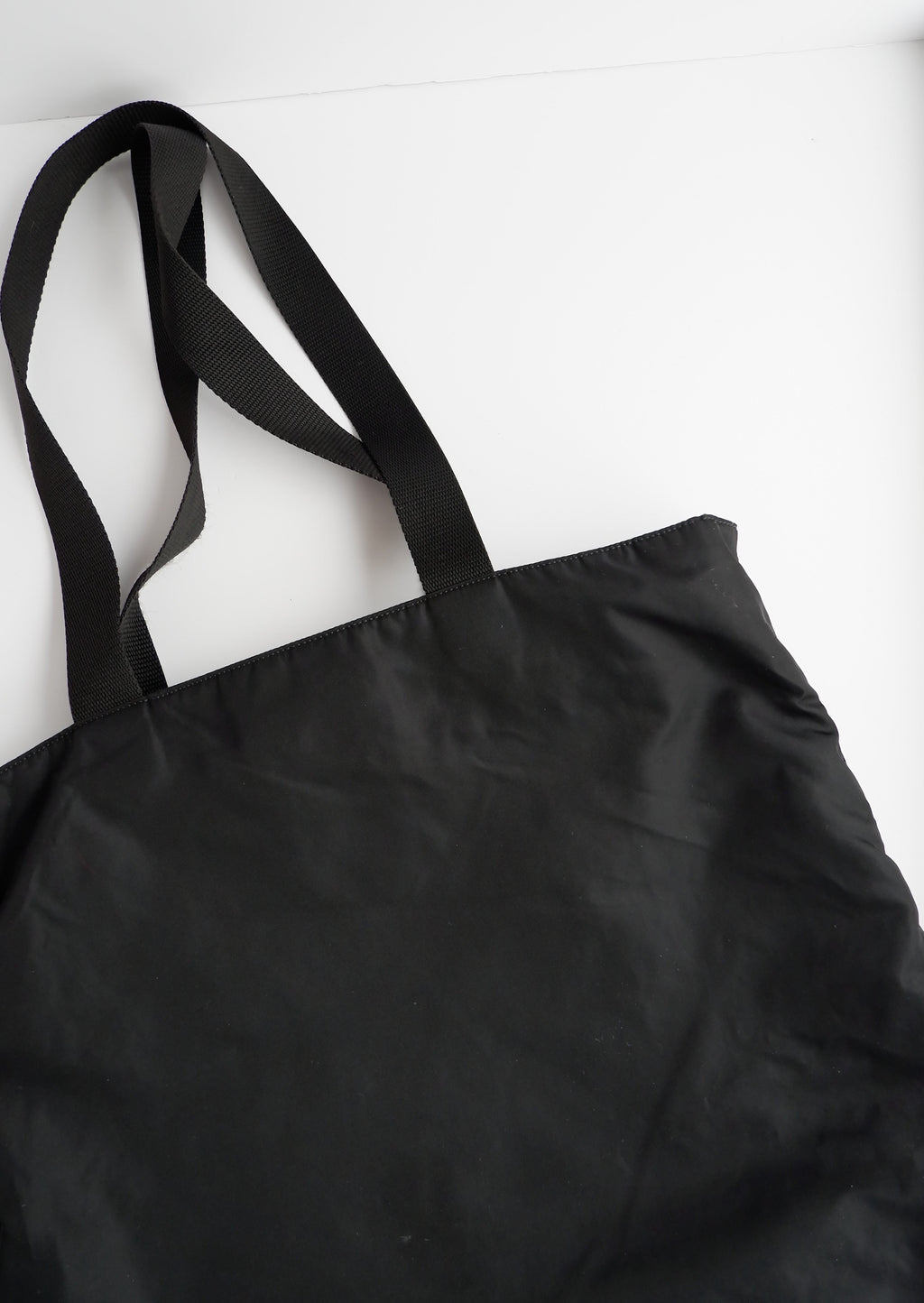 Sac cabas Prada authentique d'occasion en nylon noir avec détails de poche