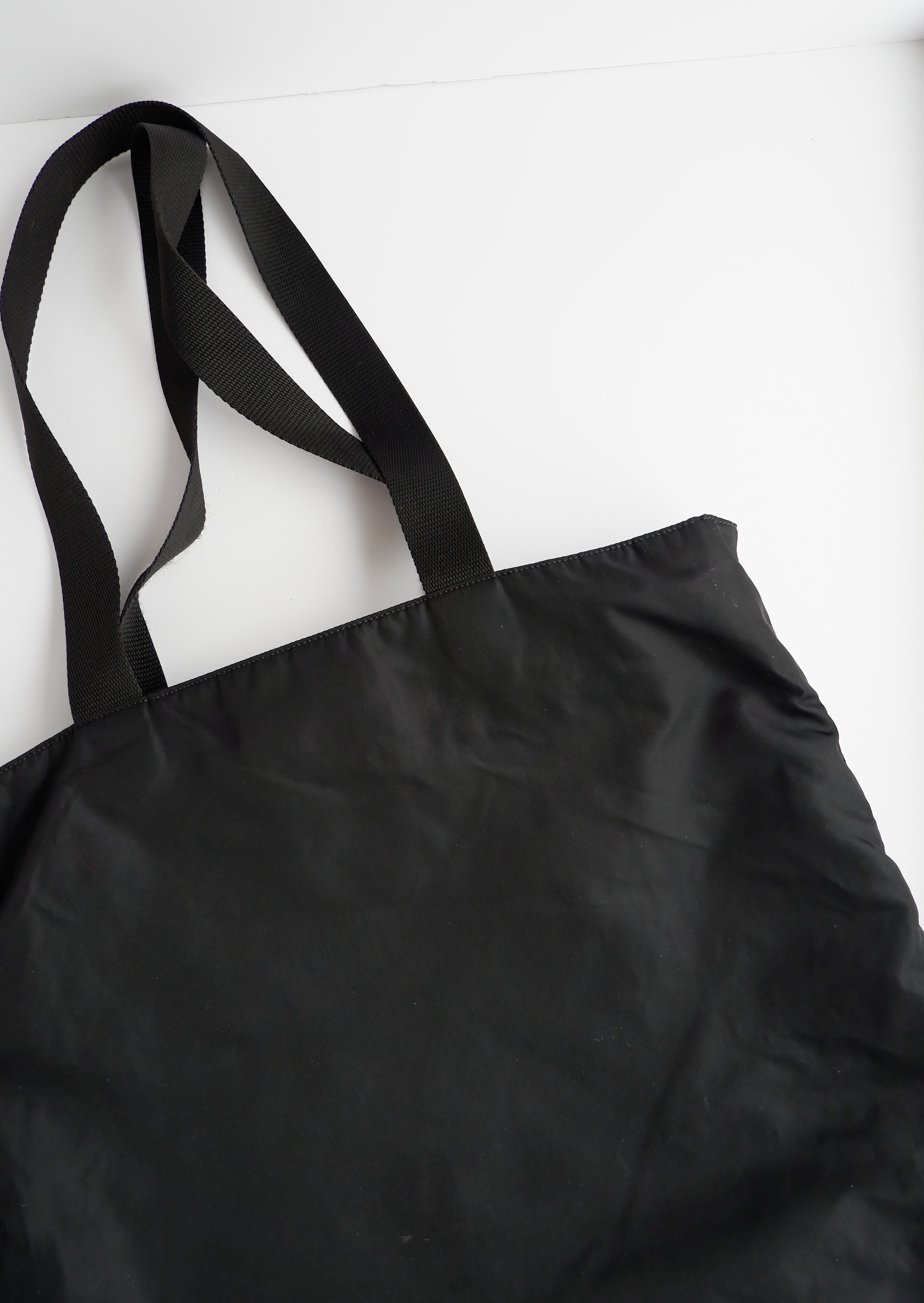 Sac cabas Prada authentique d'occasion en nylon noir avec détails de poche