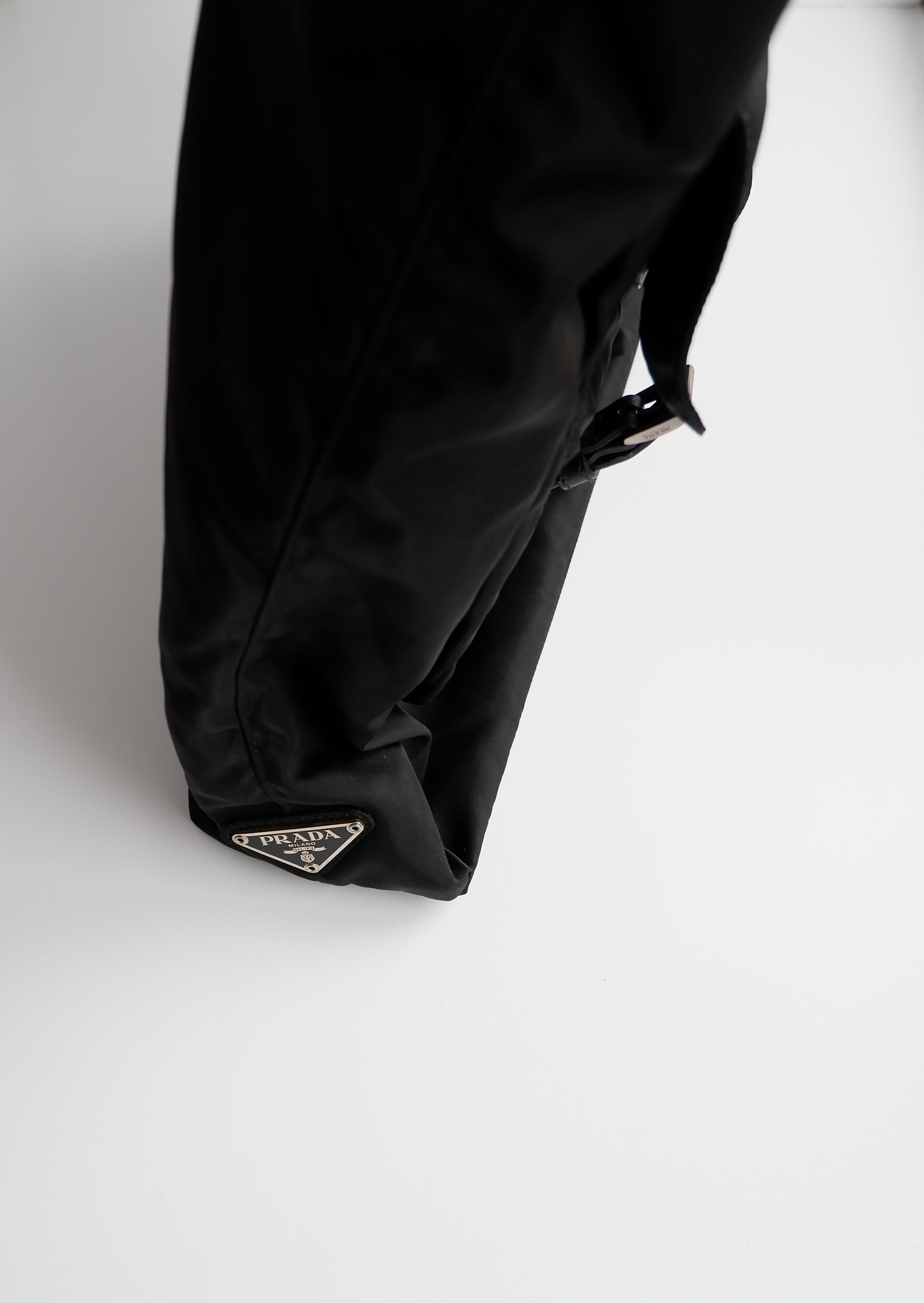 Sac cabas Prada authentique d'occasion en nylon noir avec détails de poche