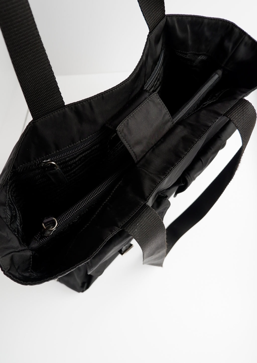 Sac cabas Prada authentique d'occasion en nylon noir avec détails de poche