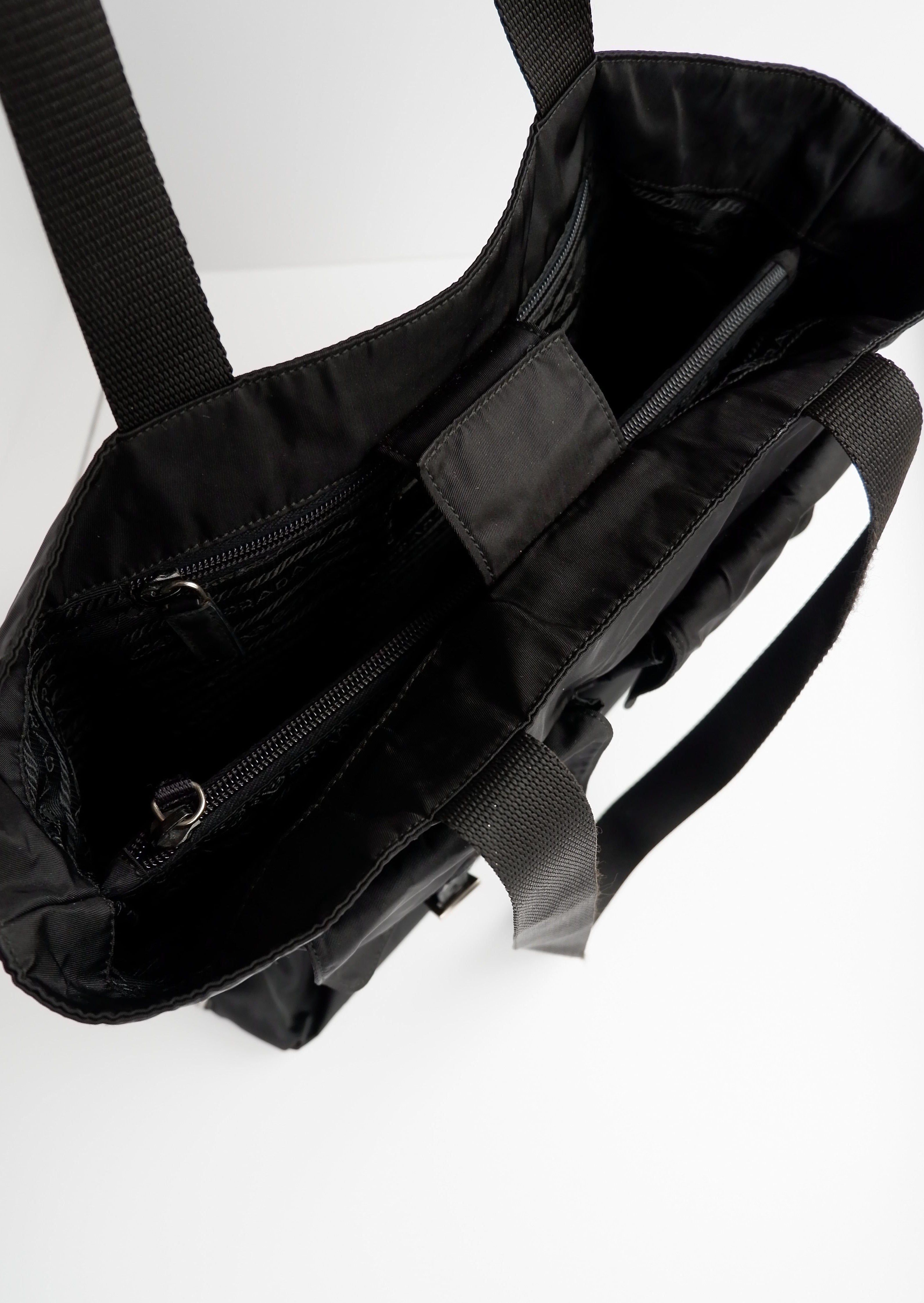 Sac cabas Prada authentique d'occasion en nylon noir avec détails de poche