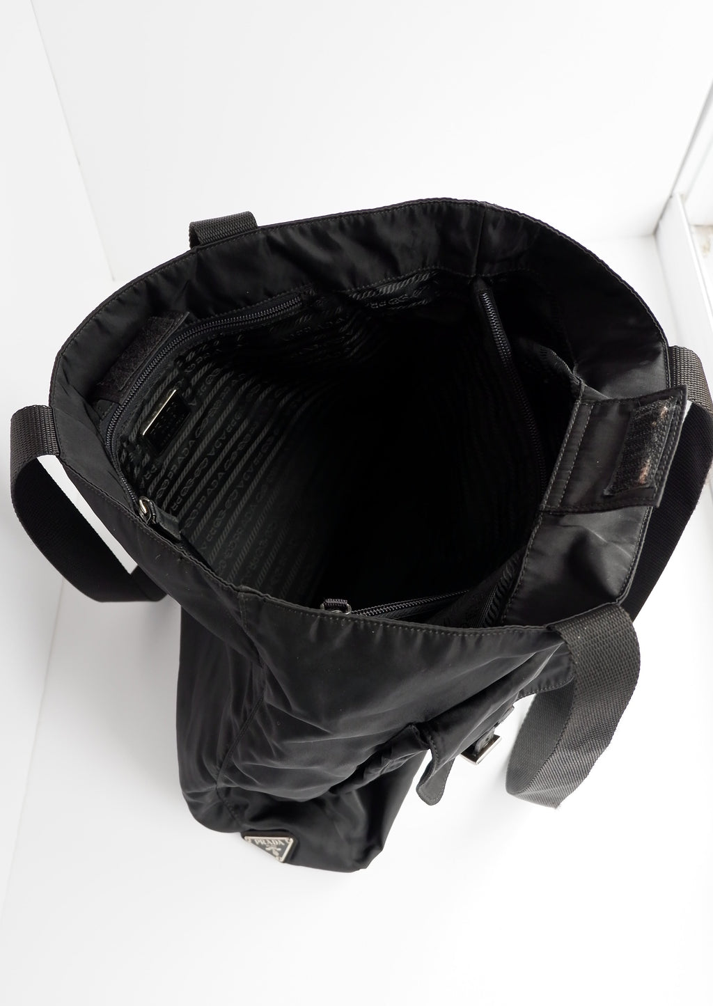 Sac cabas Prada authentique d'occasion en nylon noir avec détails de poche