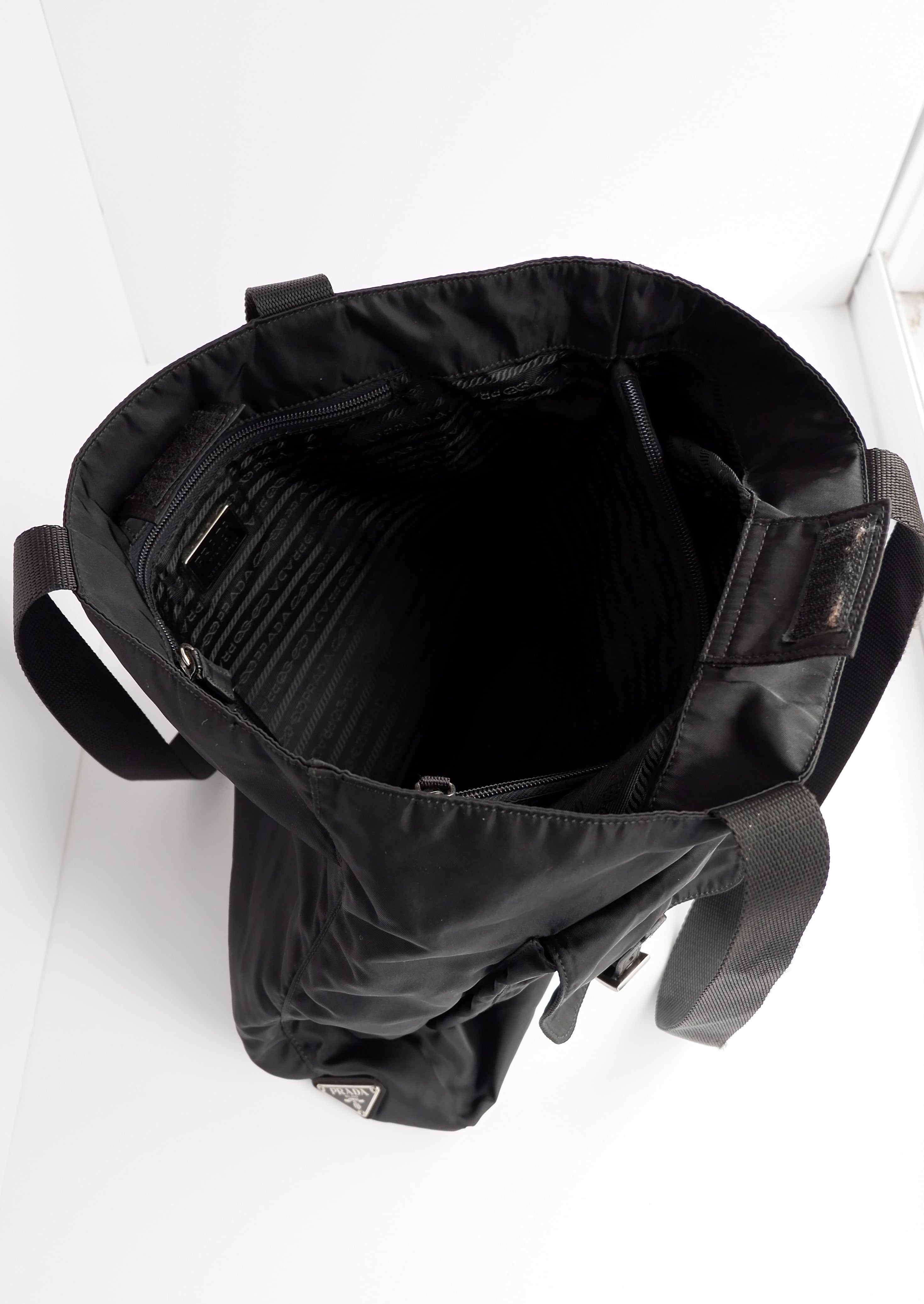 Sac cabas Prada authentique d'occasion en nylon noir avec détails de poche