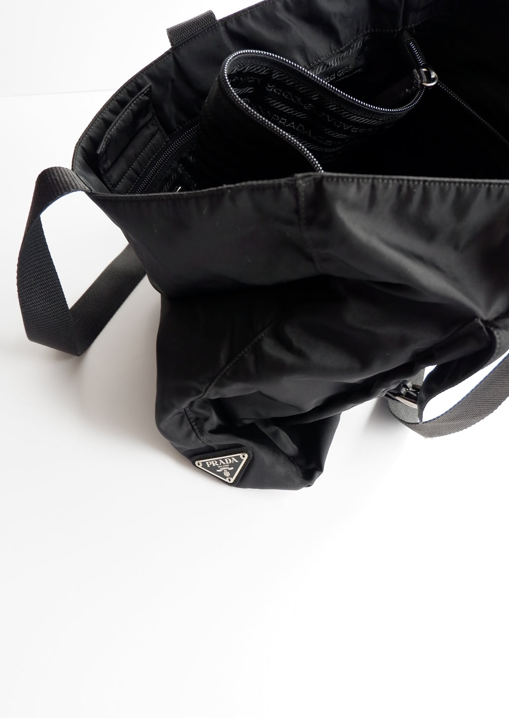 Sac cabas Prada authentique d'occasion en nylon noir avec détails de poche