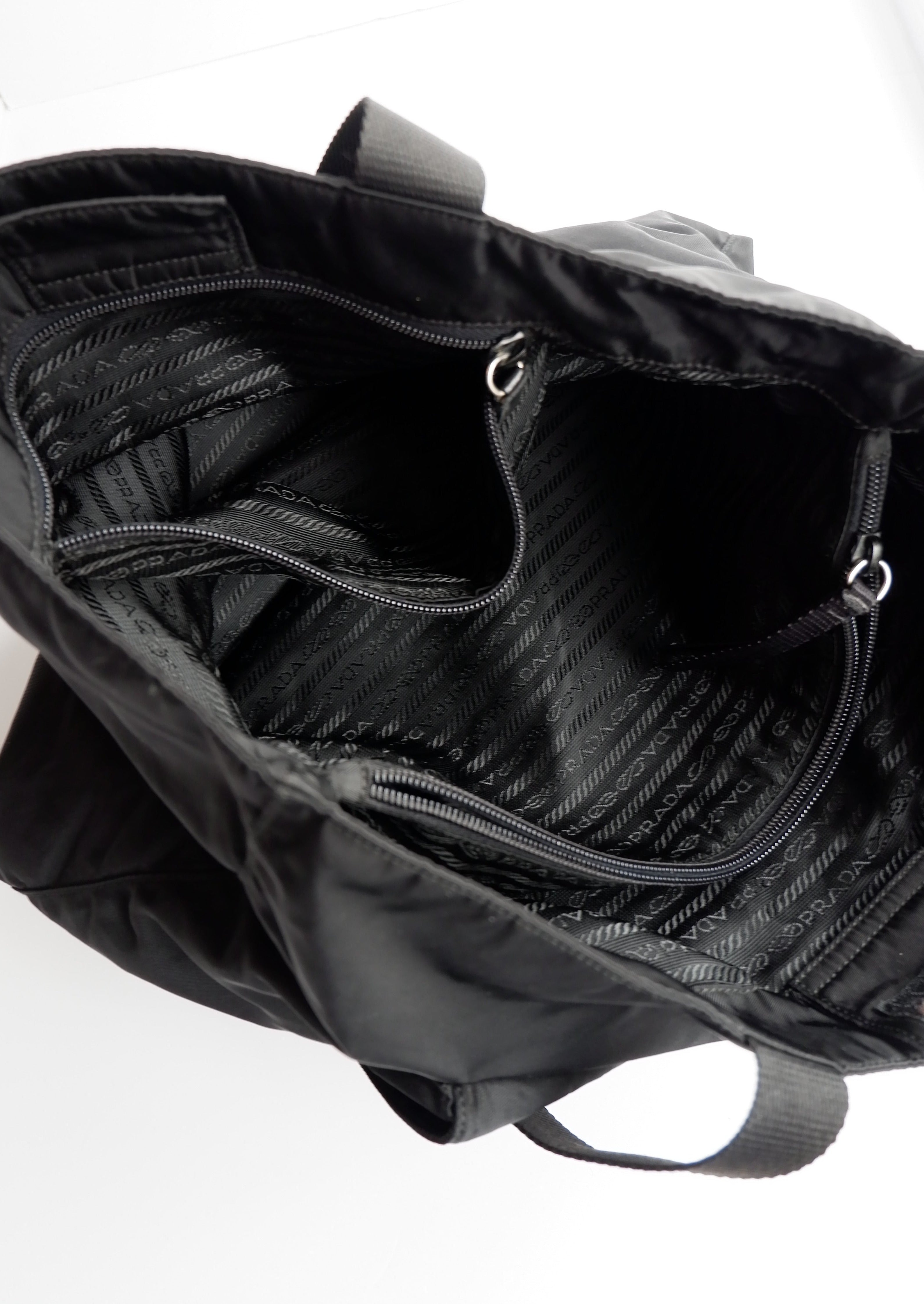 Sac cabas Prada authentique d'occasion en nylon noir avec détails de poche