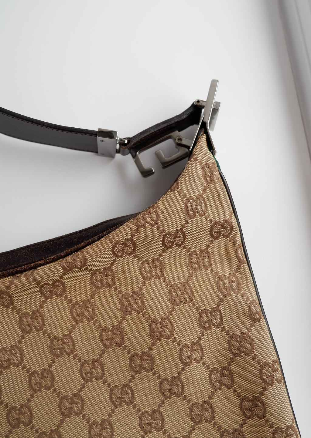 Authentique sac bandoulière Gucci d'occasion avec imprimé GG et bande Web
